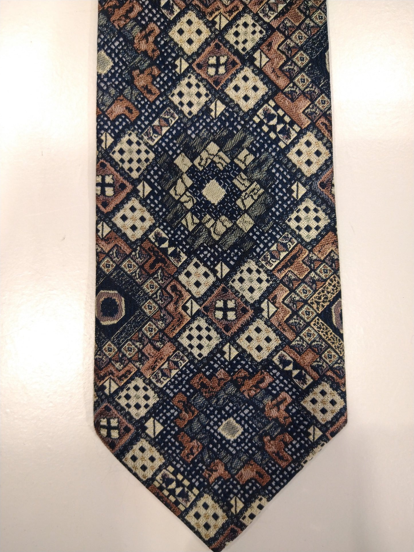 Cravatta per poliestere ardente vintage. Bel motivo vintage.