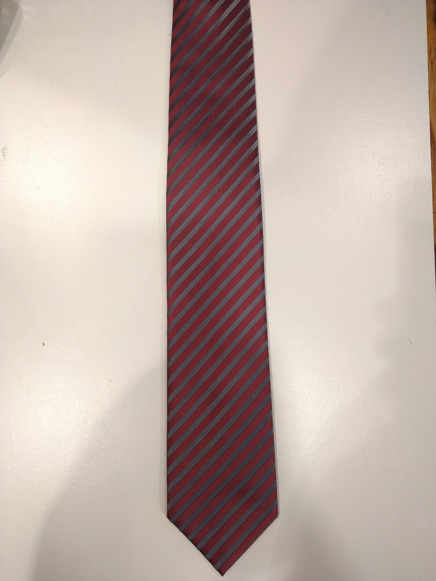 Cravatta di seta olimpica. Strisce rosa / grigio.