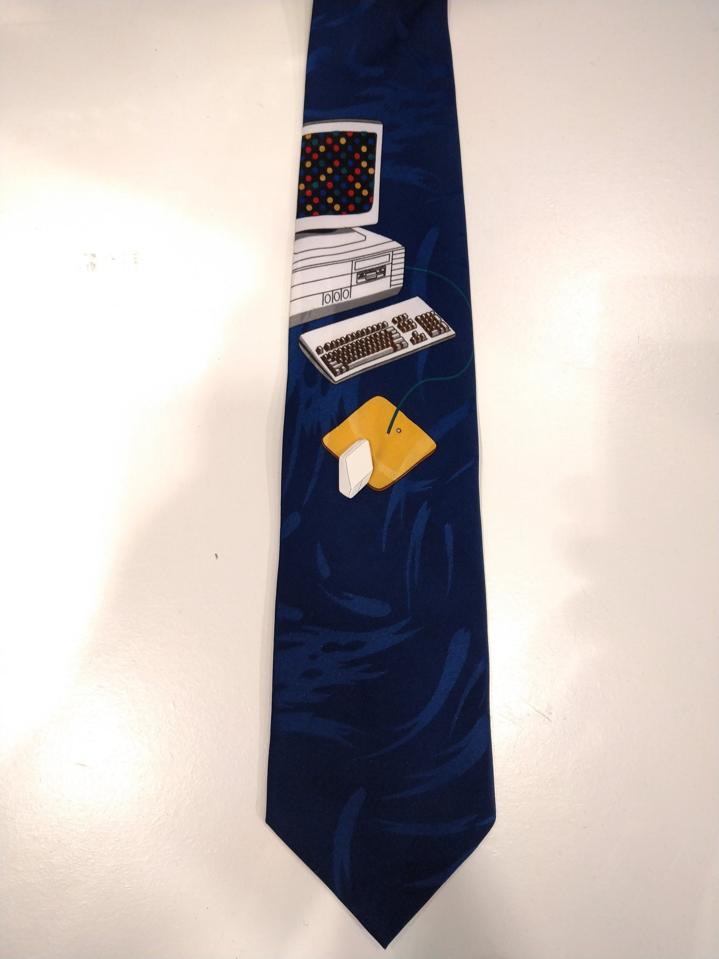 Vintage Vicky Davis polyester stropdas. PC met 3d muis motief.