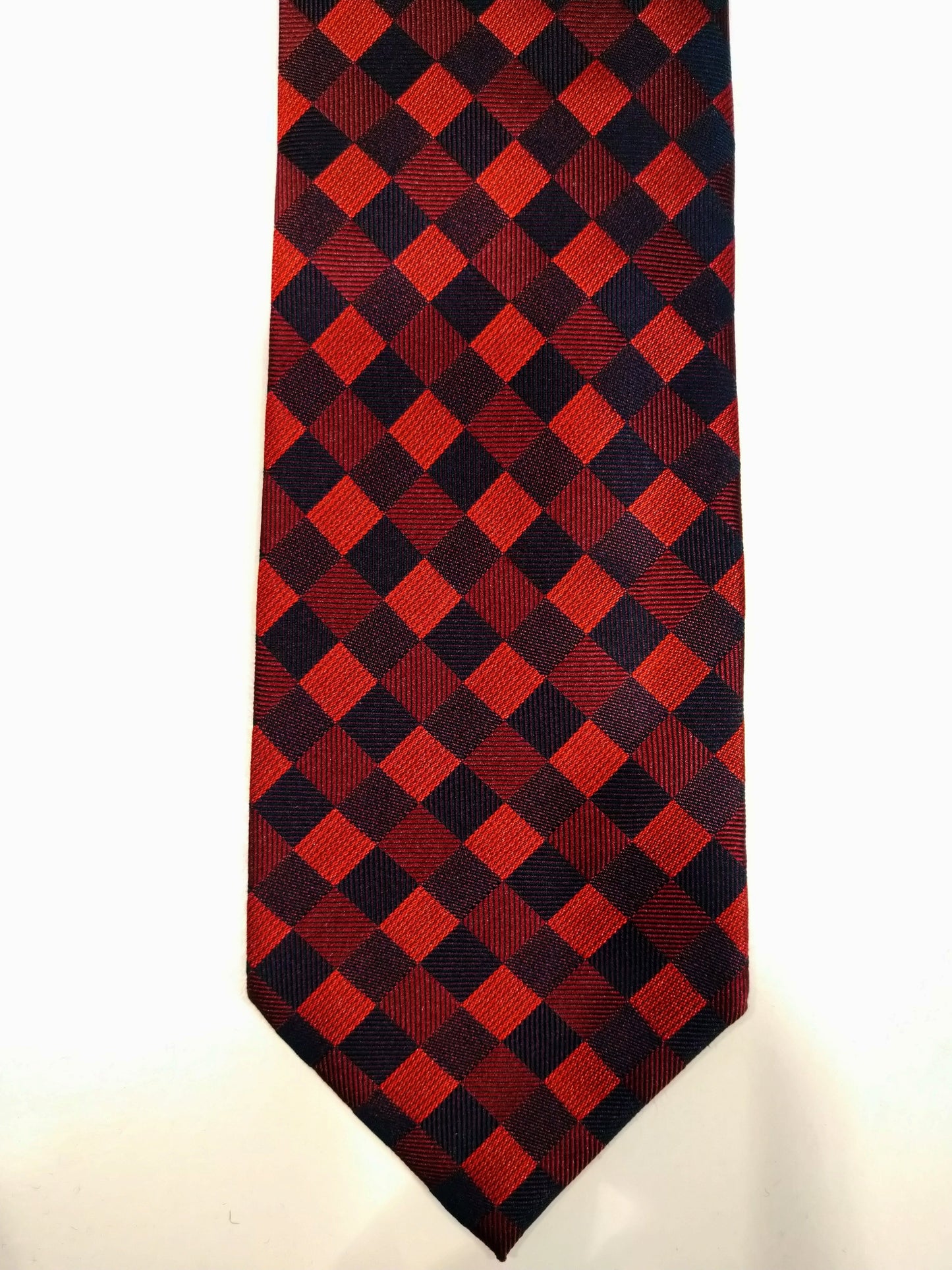 Liv silk tie. Red black checkered motif.