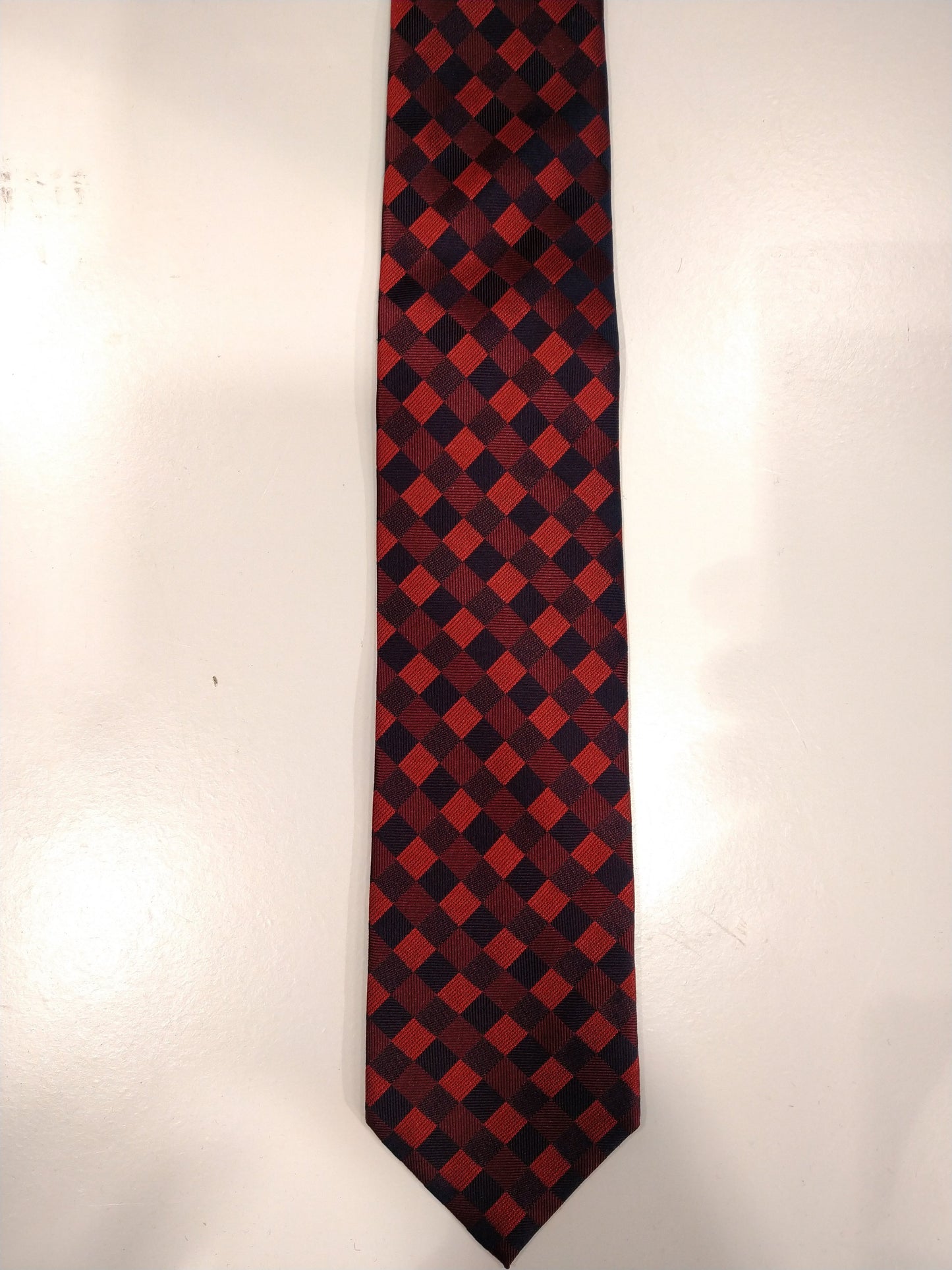 Cravatta di seta Liv. Motivo a scacchi nero rosso.