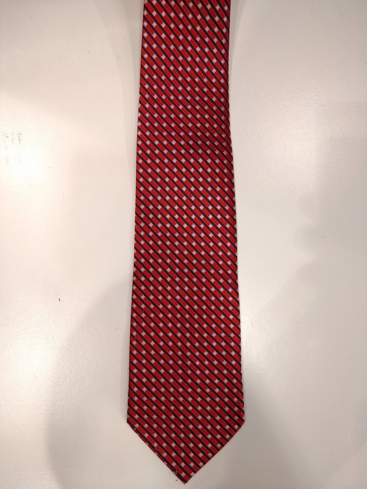 Cravate en soie vintage. Rouge avec motif de boules blanches.