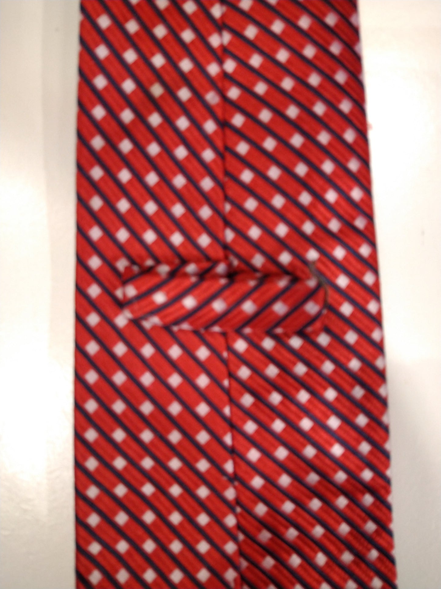 Vintage zijde stropdas. Rood met wit bolletjes motief.