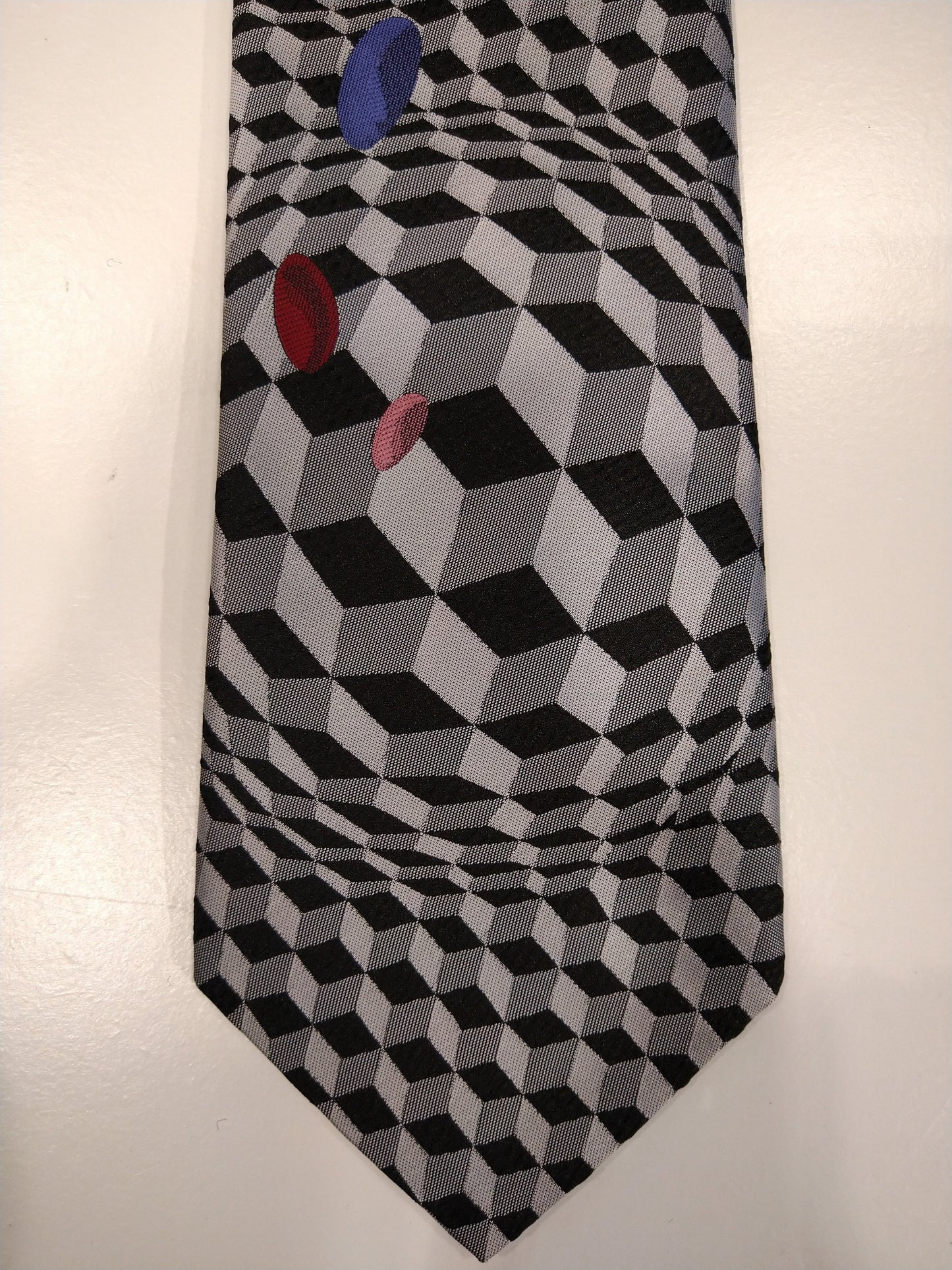 Vintage D&F polyester tie. Vintage 3D motif motif.