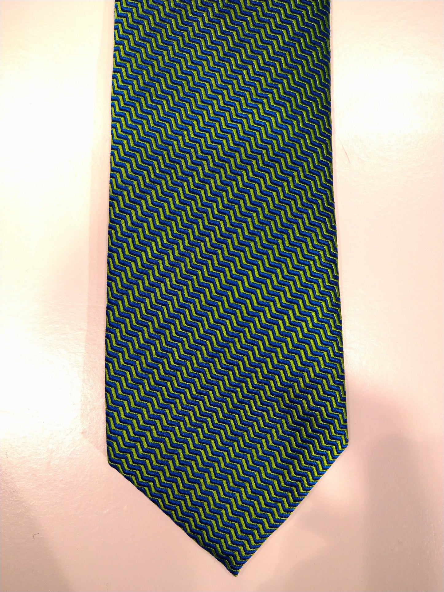 Max Goodman Silk la corbata de seda. Verde con motivo amarillo.