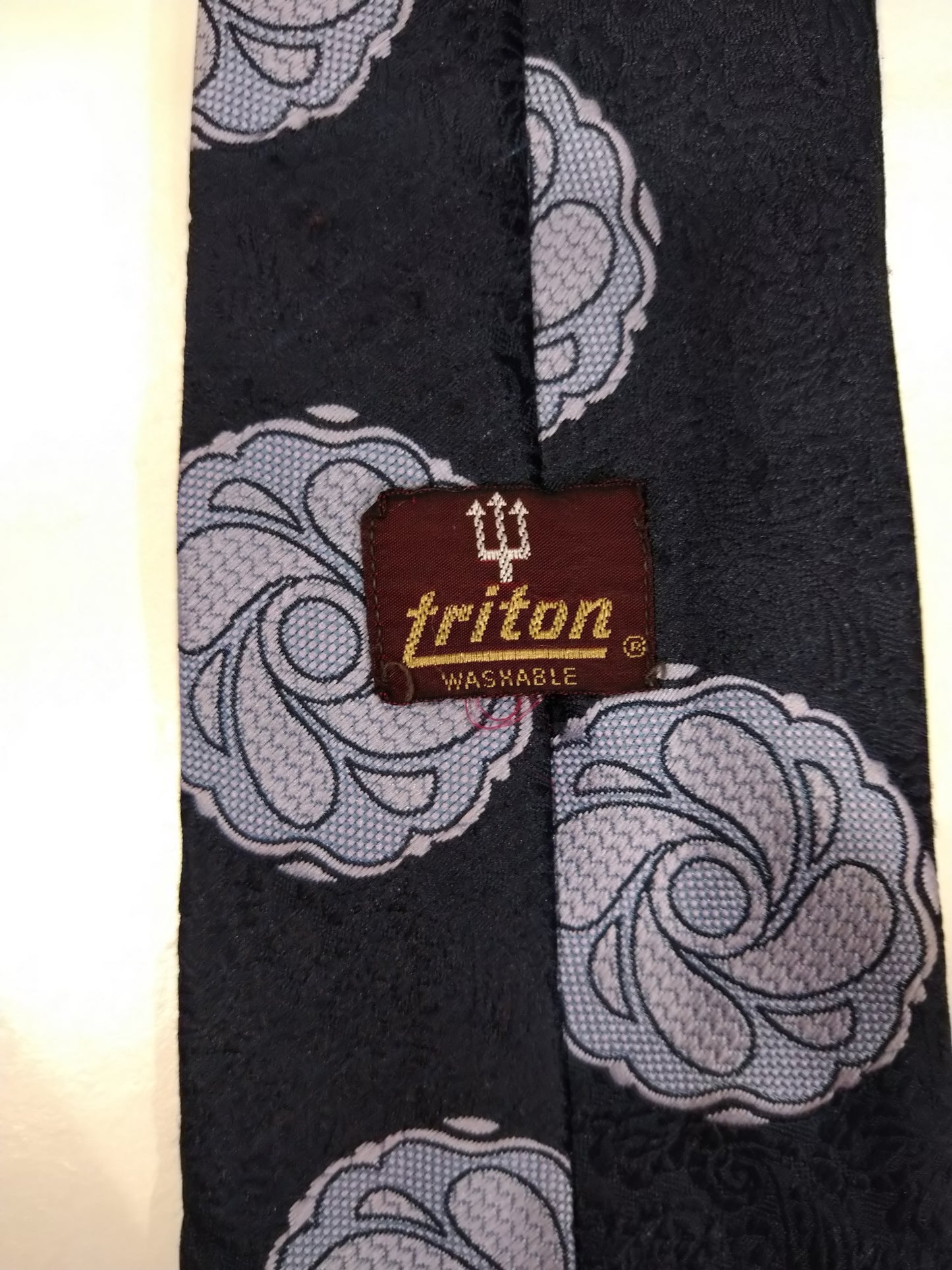 Tie en polyester Triton vintage. Joli motif vintage bleu / bleu clair.