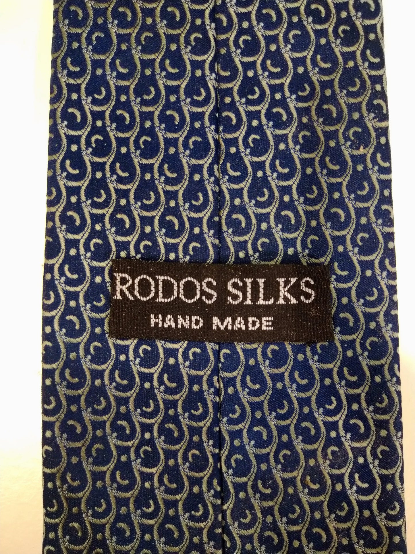 Vintage Rodos Silks Fabriqué à la main à la main. Motif jaune bleu.