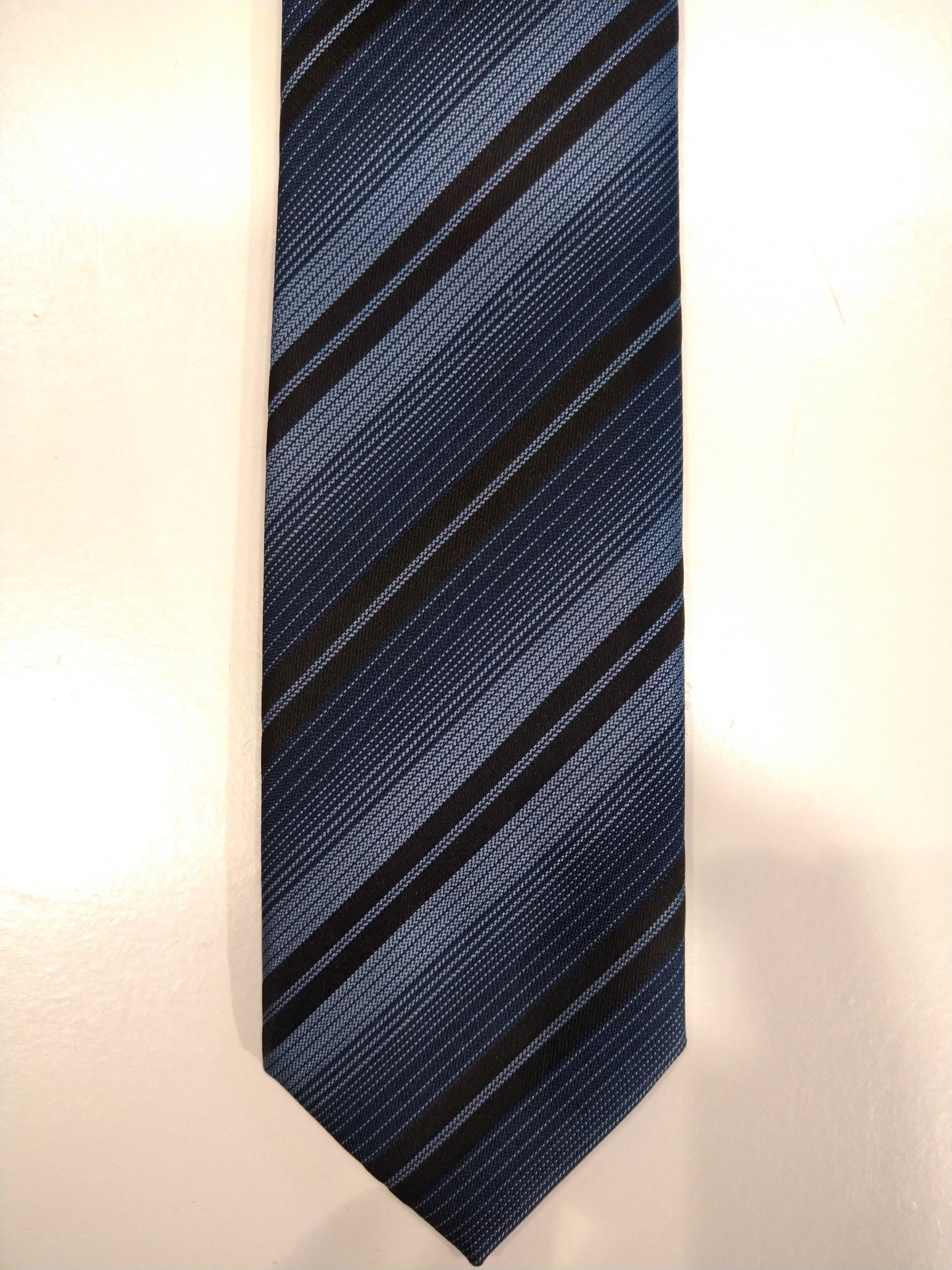 Cravatta in poliestere stretta con stato di legno di cedro. Strisce nero blu.