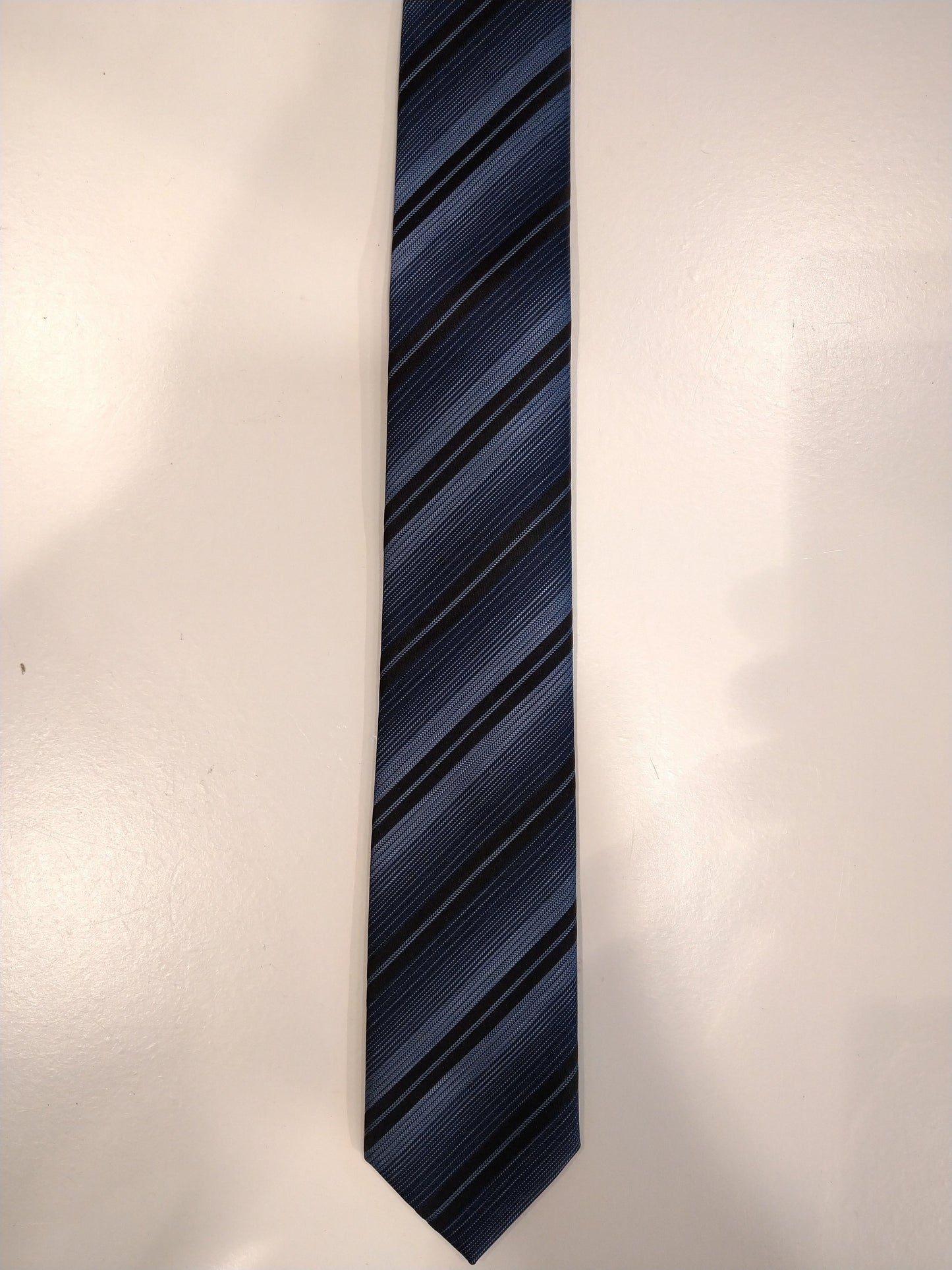 Estado de madera de cedro corbata de poliéster estrecho. Black Black Striped.
