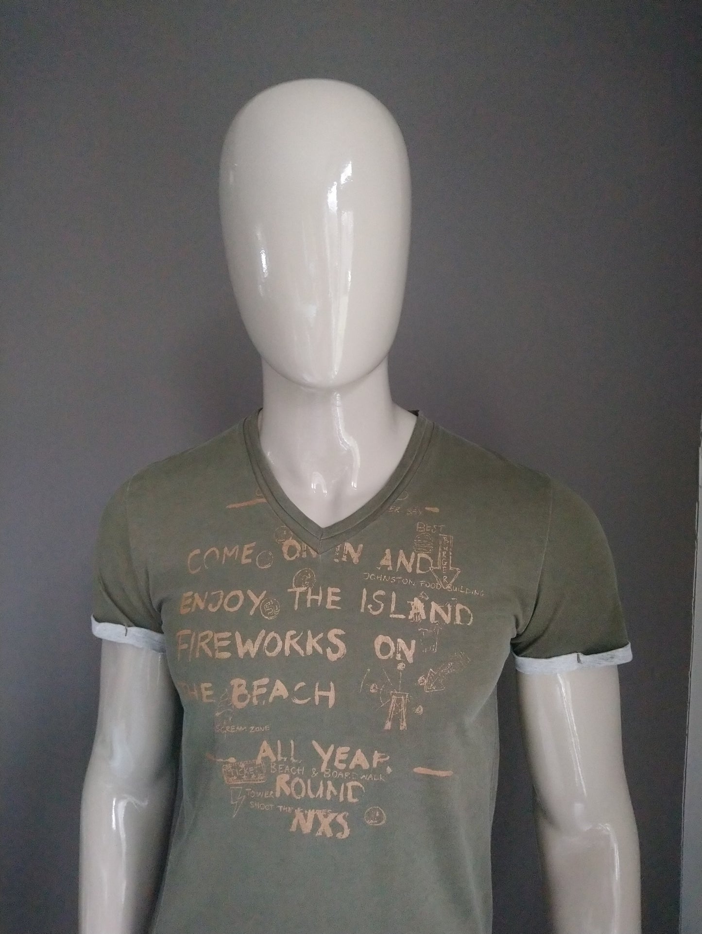 No excess V-neck shirt. Green with print. Size S.