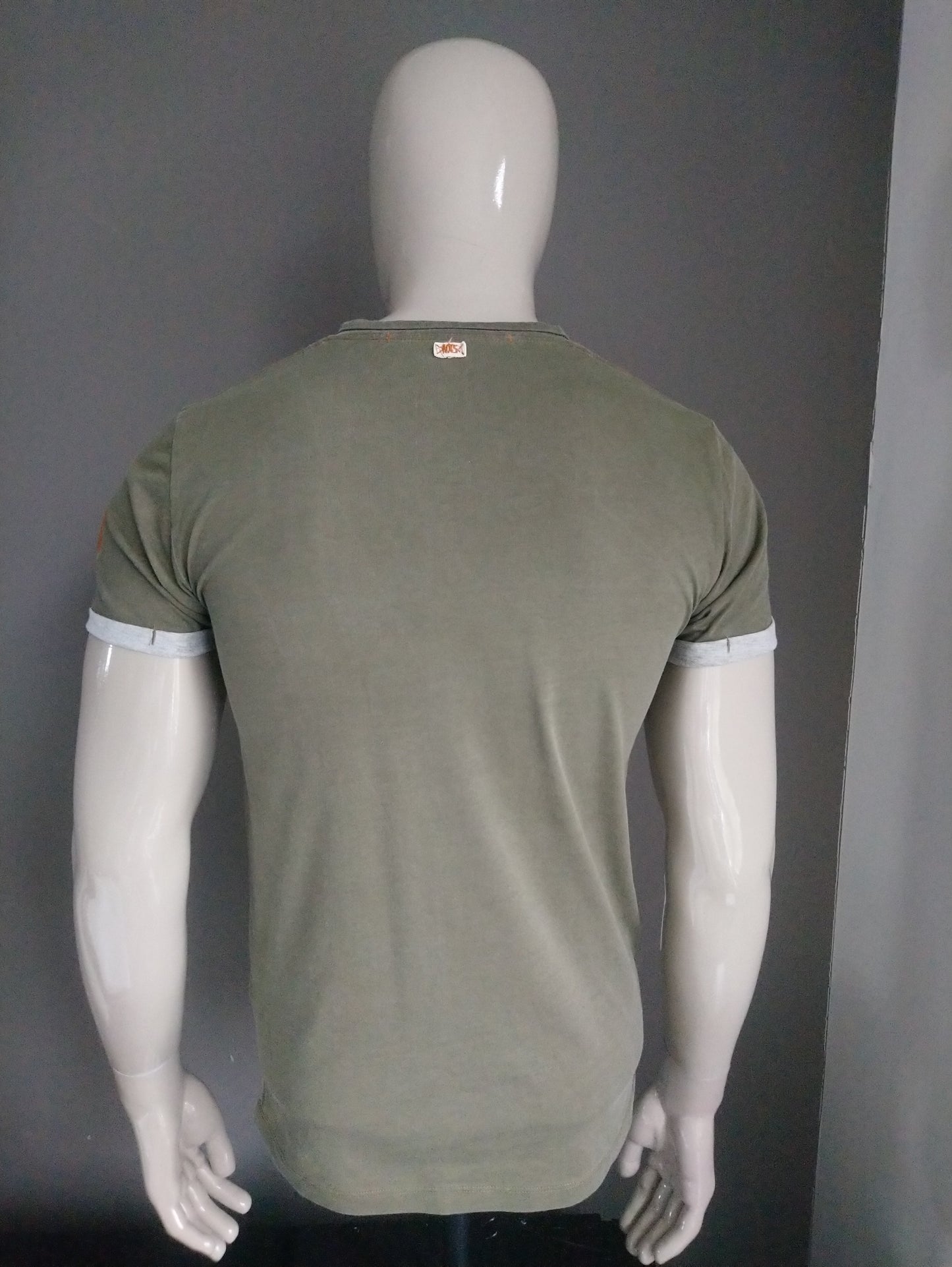 No hay exceso de camisa de cuello en V. Verde con impresión. Tamaño S.