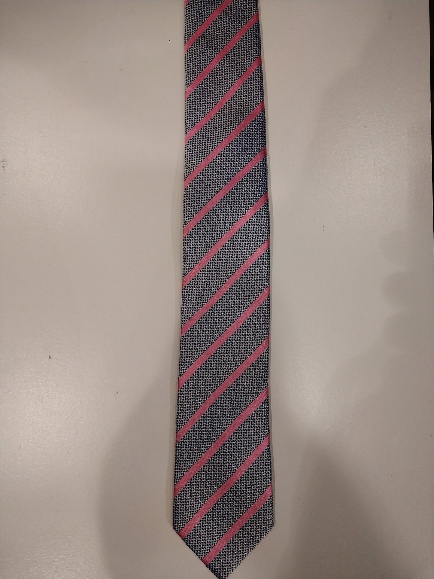 Silk tie. Gray pink striped motif.