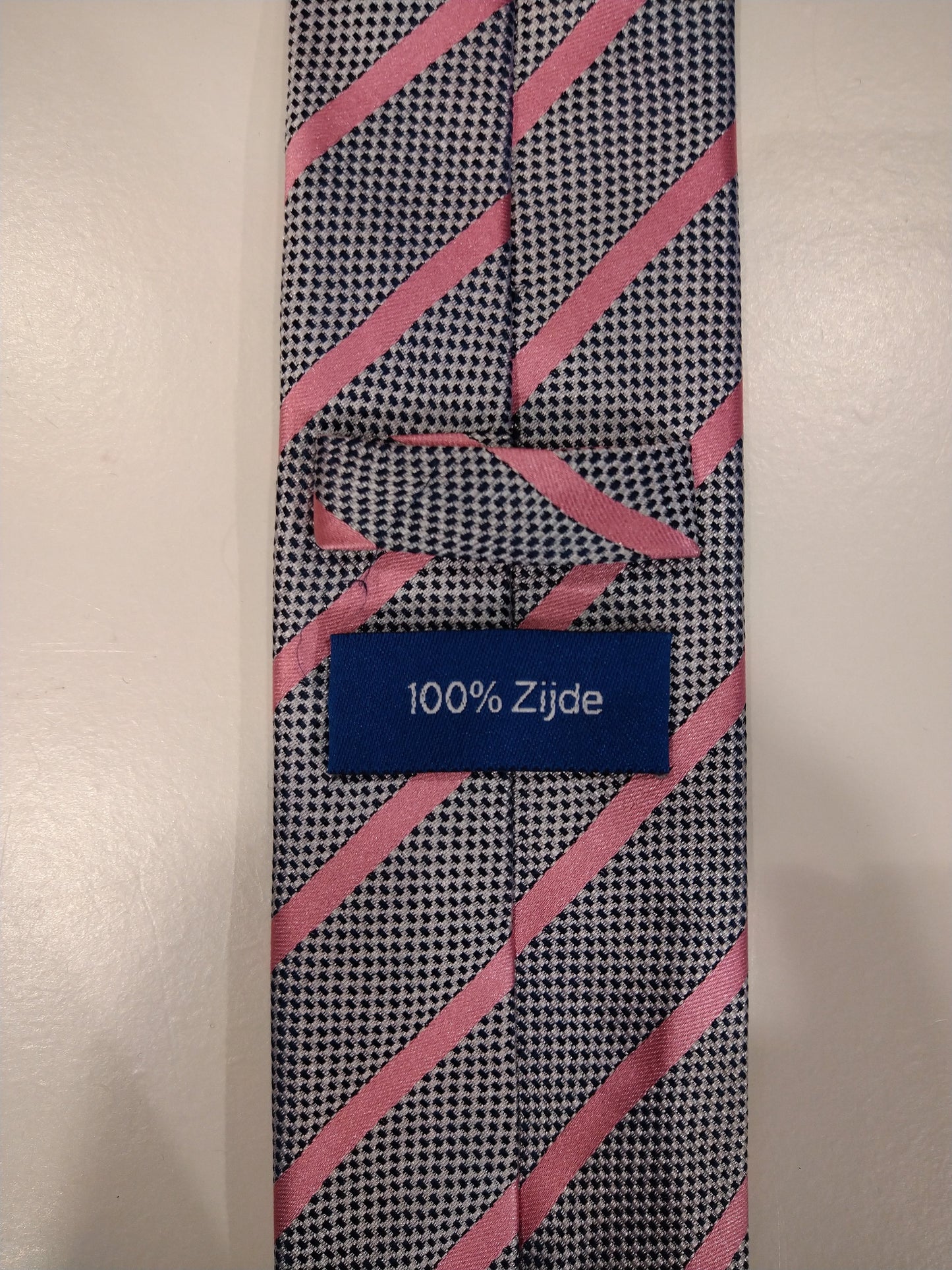 Cravatta di seta. Motivo a strisce rosa grigio.