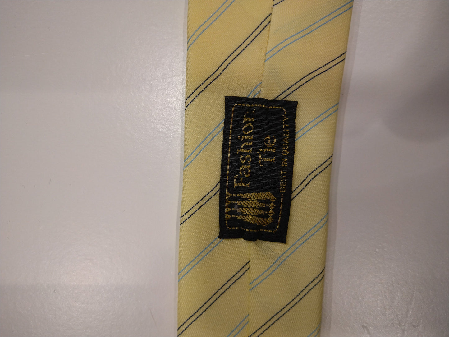 Modekrawatte Vintage Extra Enge Krawatte. Gelb blau schwarz gestreift.