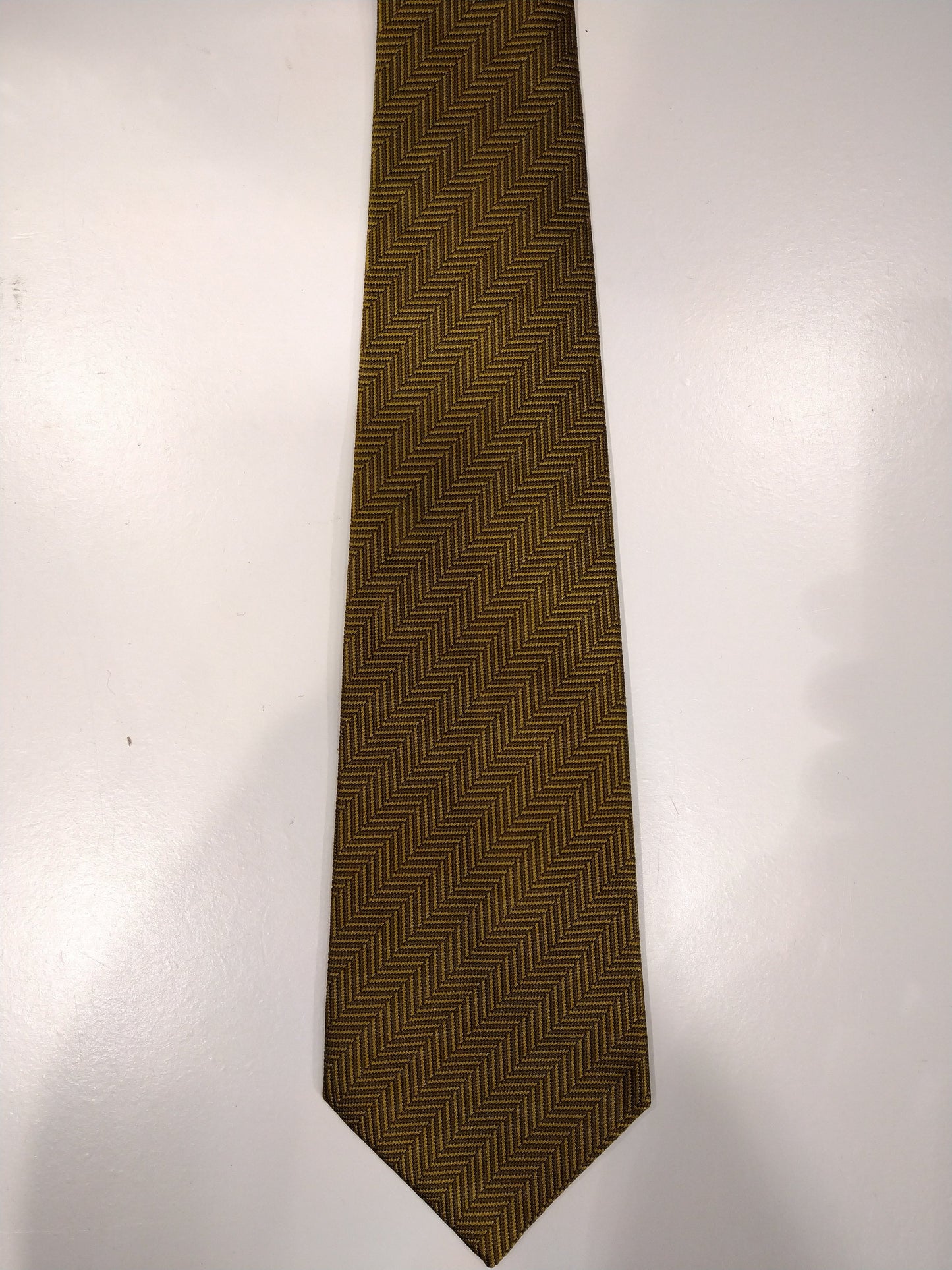 Cravatta di seta di salvatore ferragamo. Motivo giallo / oro