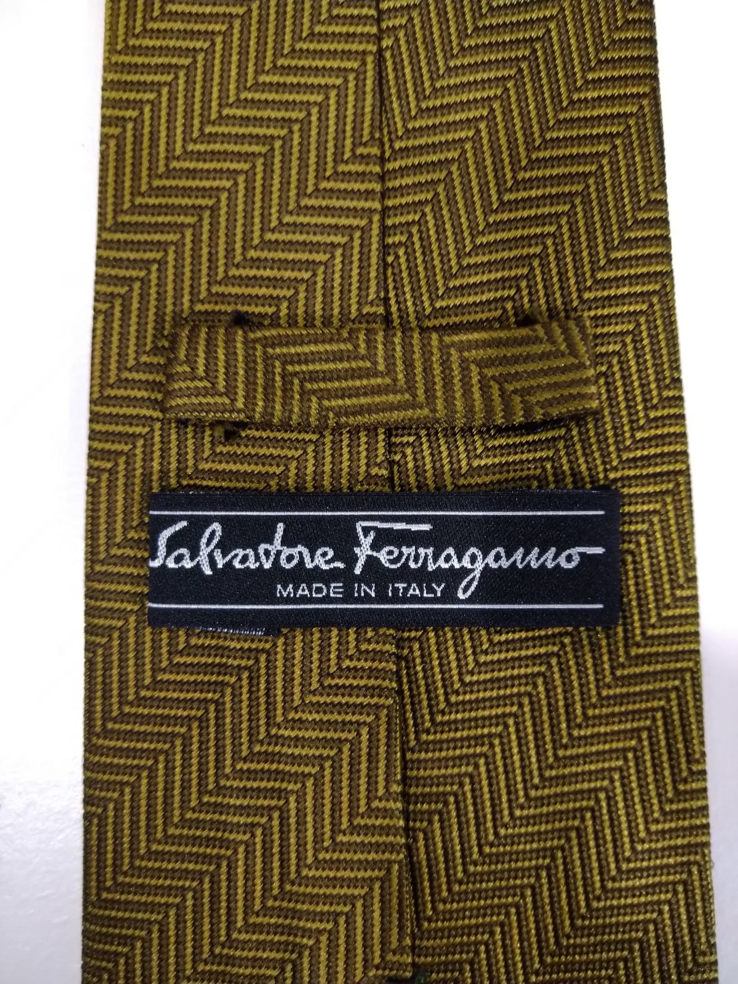 Salvatore Ferragamo Silk Tie. Motivo amarillo / dorado