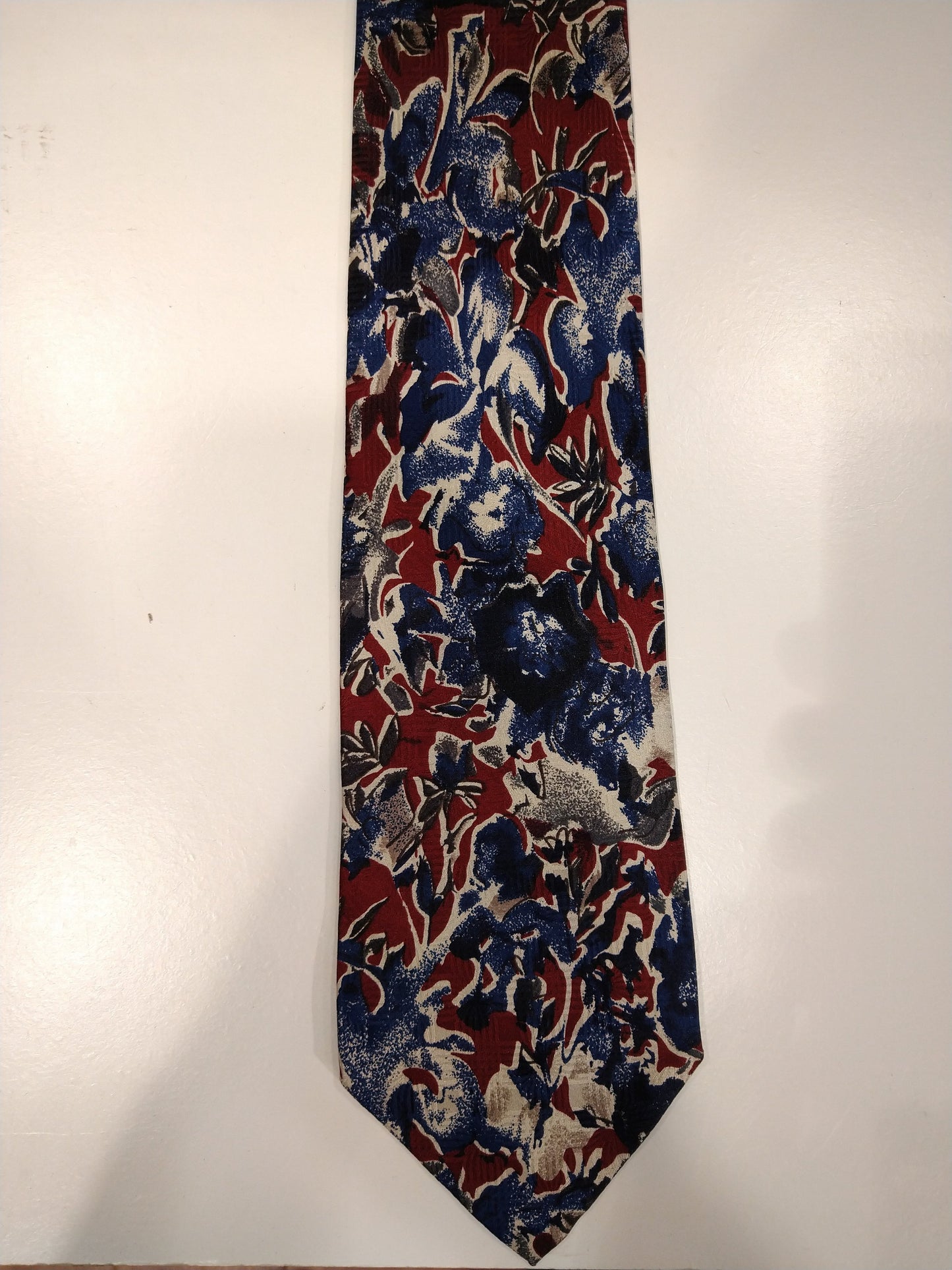 Cravatta canda in seta vintage. Motivo rosso blu.