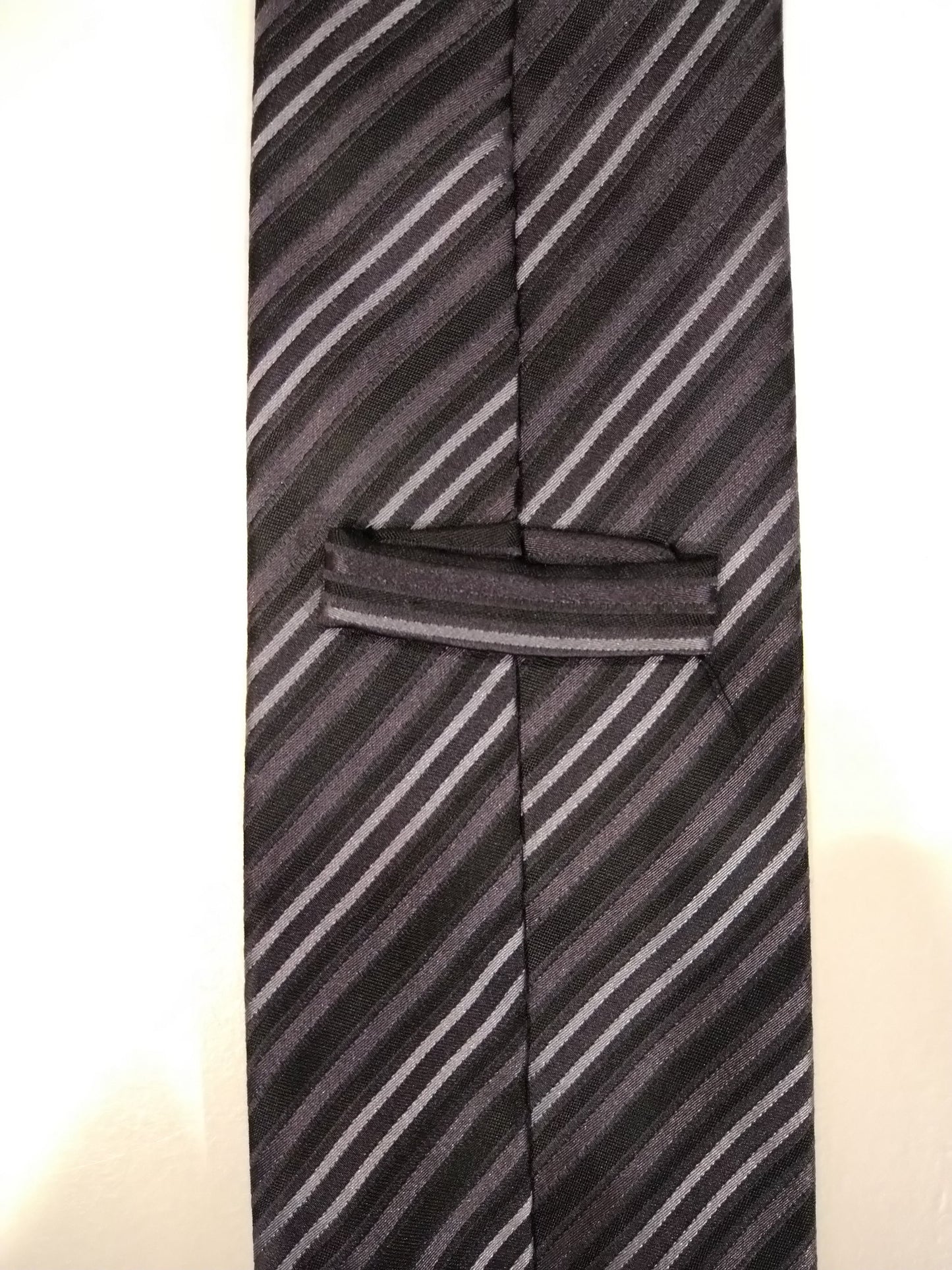 Corbata de seda. Motivo a rayas en blanco y negro