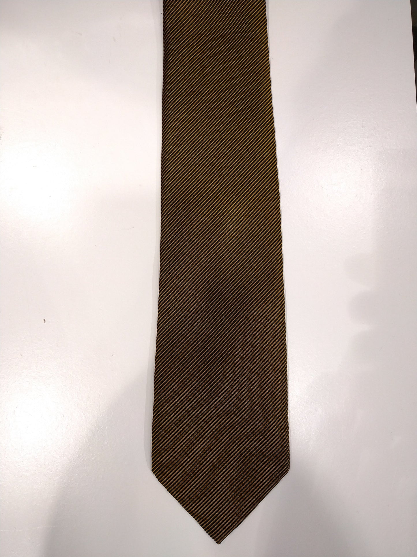 Silk tie. Yellow gold black motif.