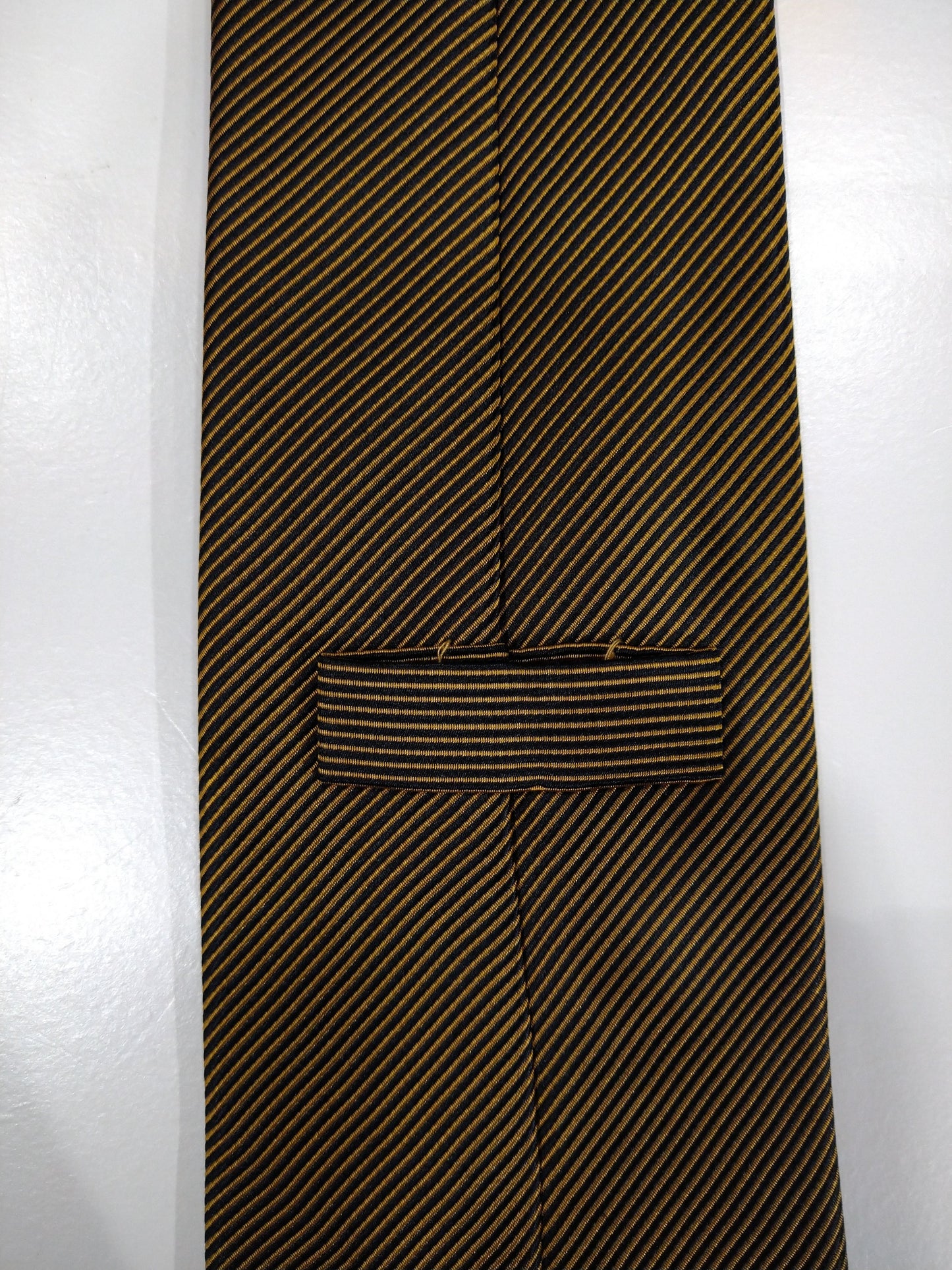Zijde stropdas. Geel goud zwart motief.
