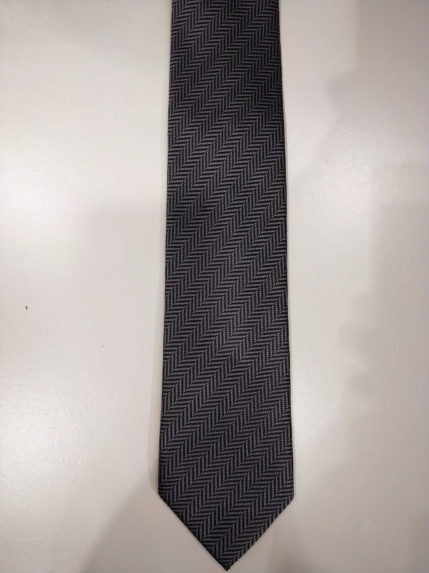 Zijde stropdas. Zilver zwart motief.