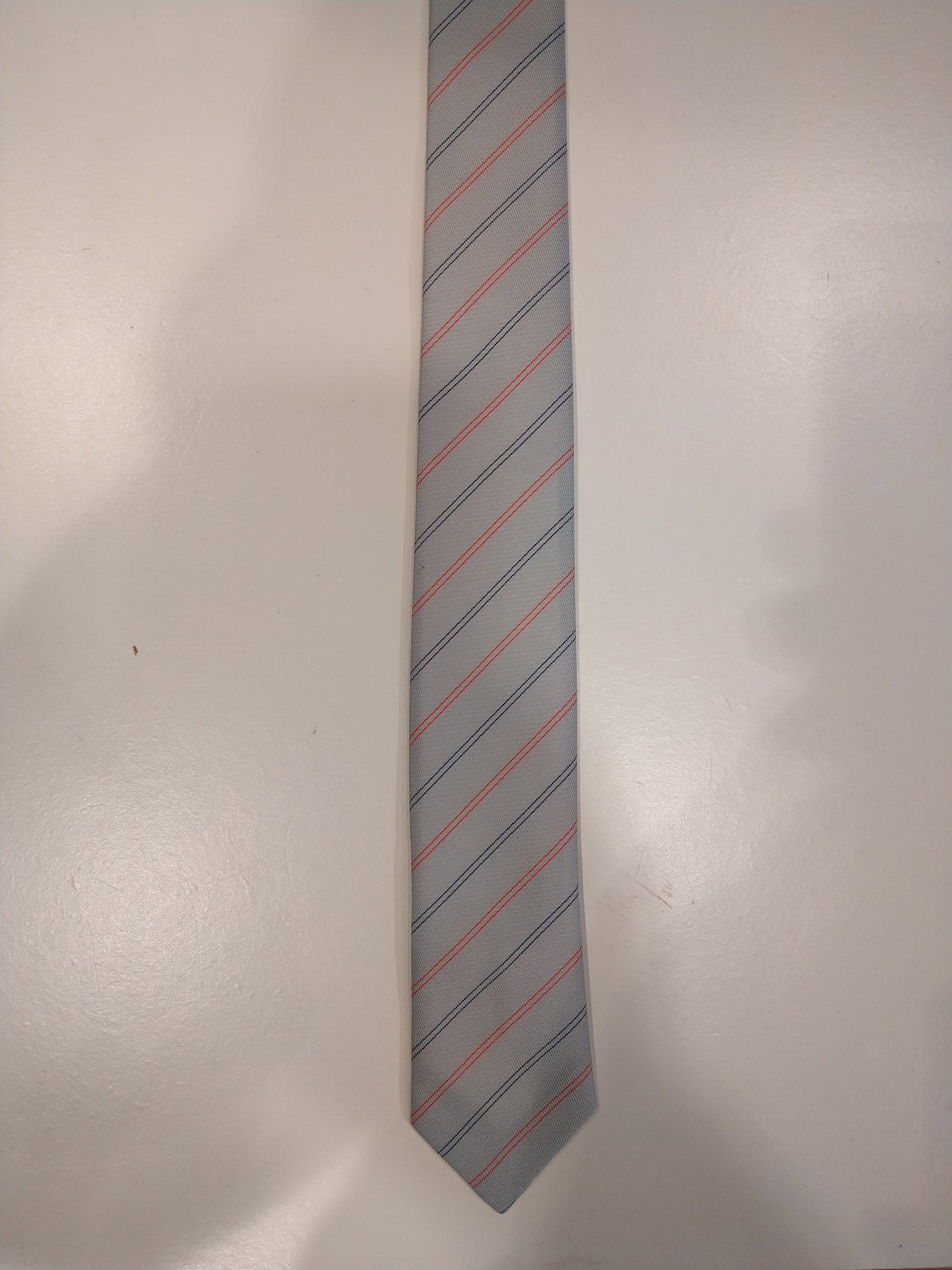 Cravate de mode vintage à cravate extra étroite. Rouge rouge gris rayé.