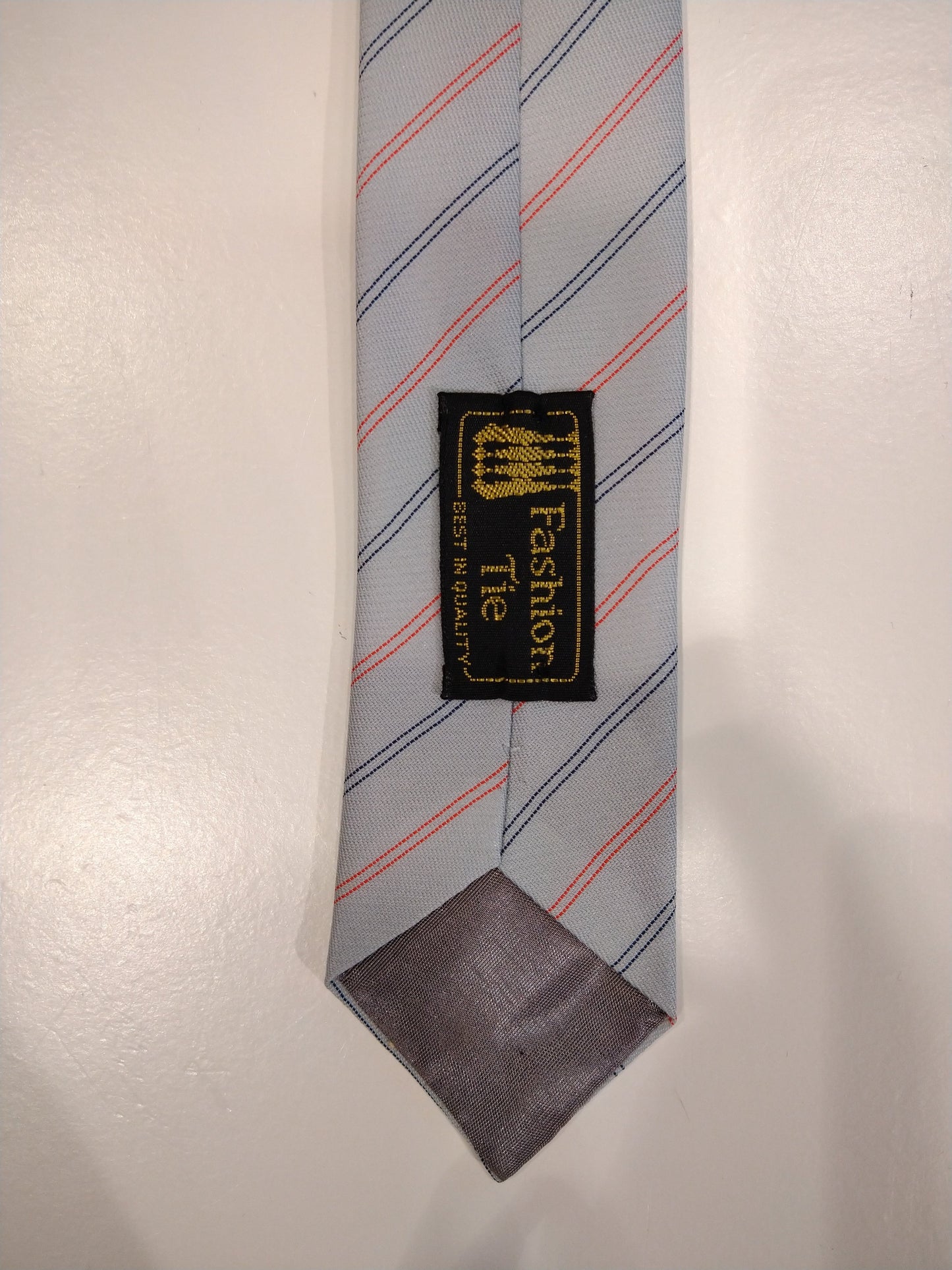 Cravatta di moda vintage cravatta extra stretta. Strisce rossa blu grigia.