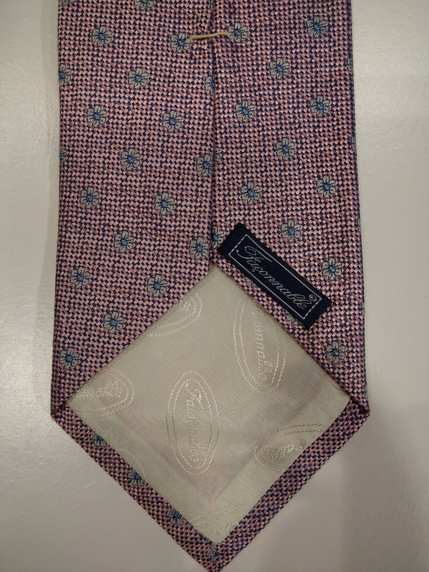 Faconnable tie. Pink shiny motif