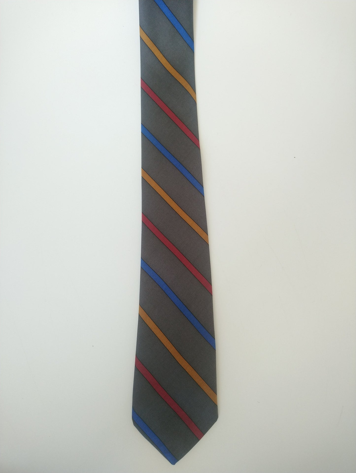 Corbata estrecha vintage. Gris / rojo / a rayas azules. Seda