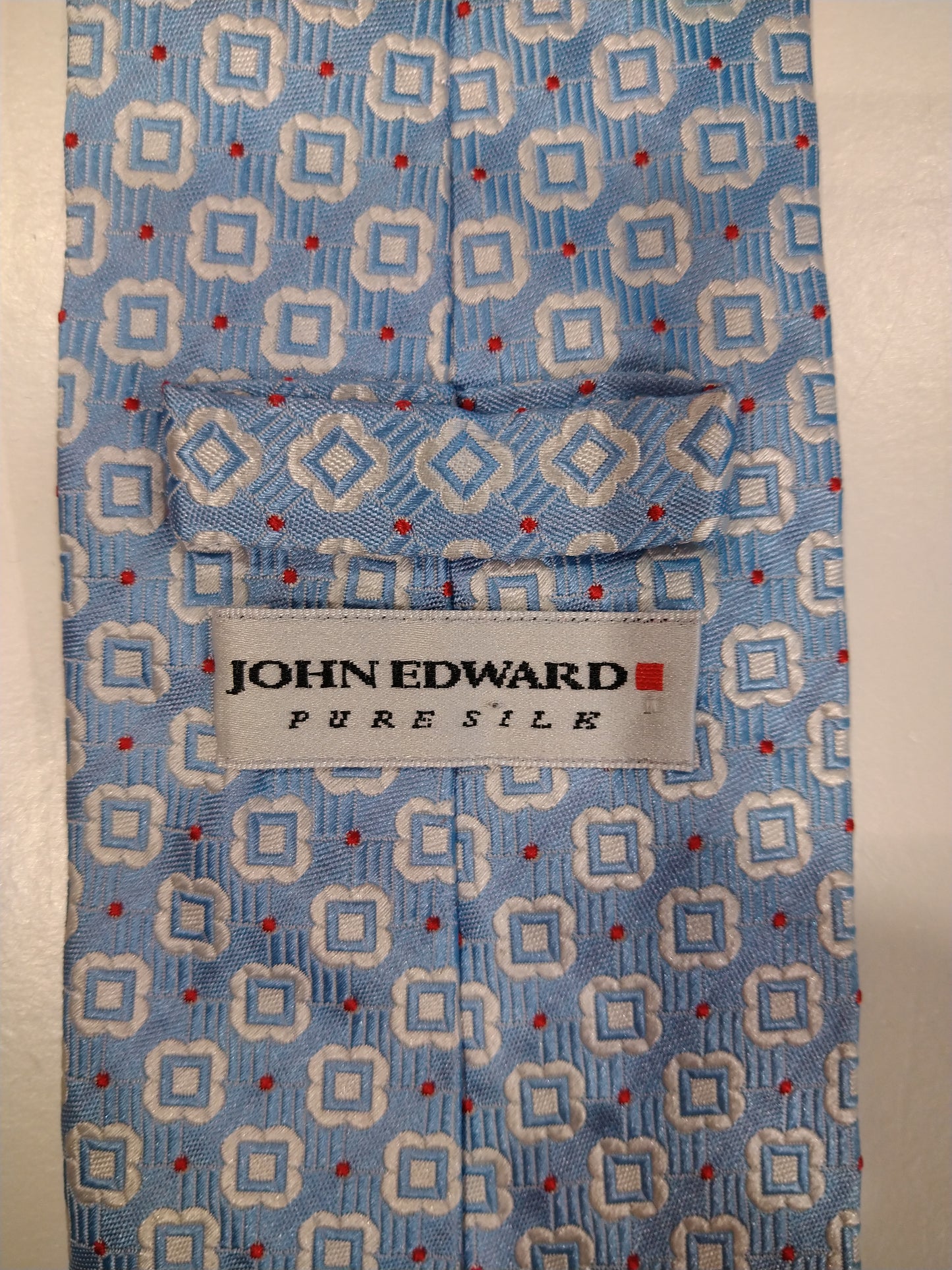 John Edward Seidenkrawatte. Blaues weißes Motiv.
