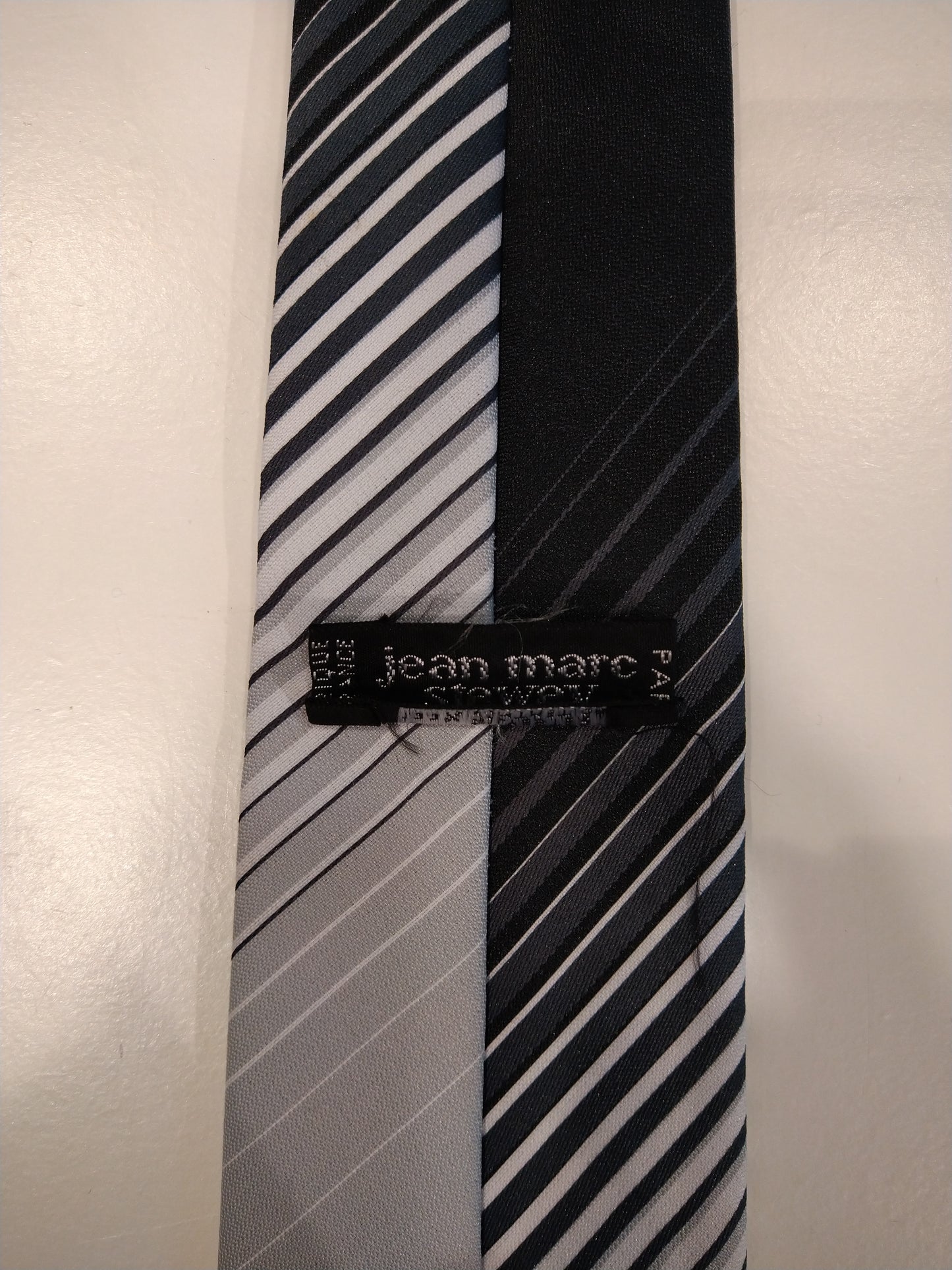 Jean Marc Stewey polyester stropdas. Grijs zwart motief.