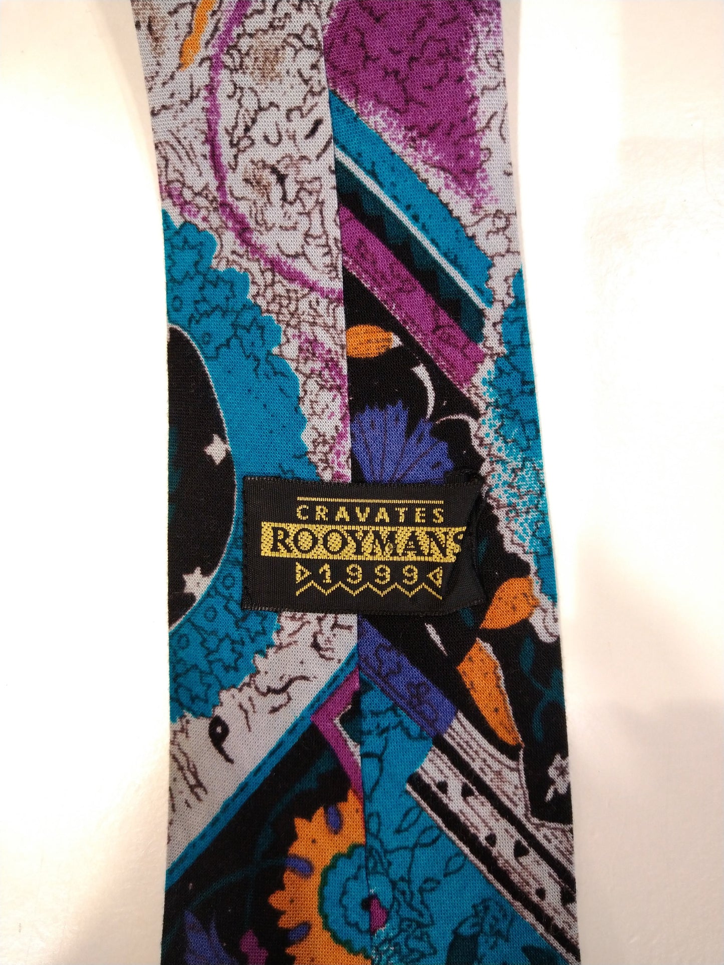 Aime la cravate super colorée de Rooymans.