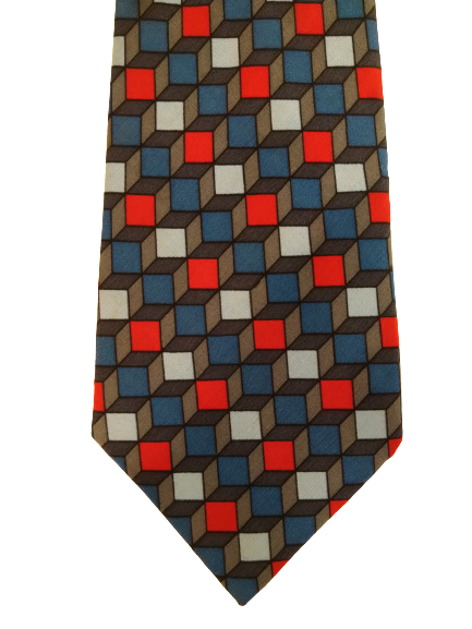Punto de ajuste corbata de seda. Motifa de cubos grises rojos azules.
