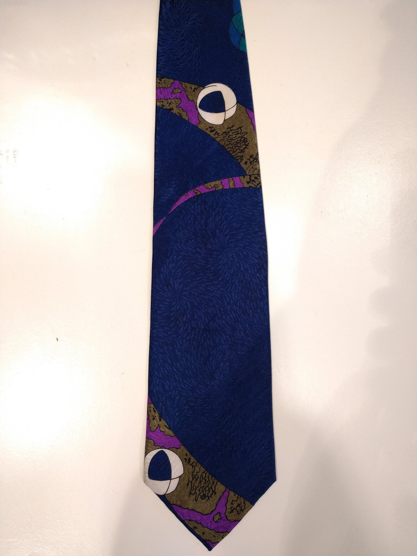 Cravatta in poliestere del Surrey. Motivo viola blu separato.