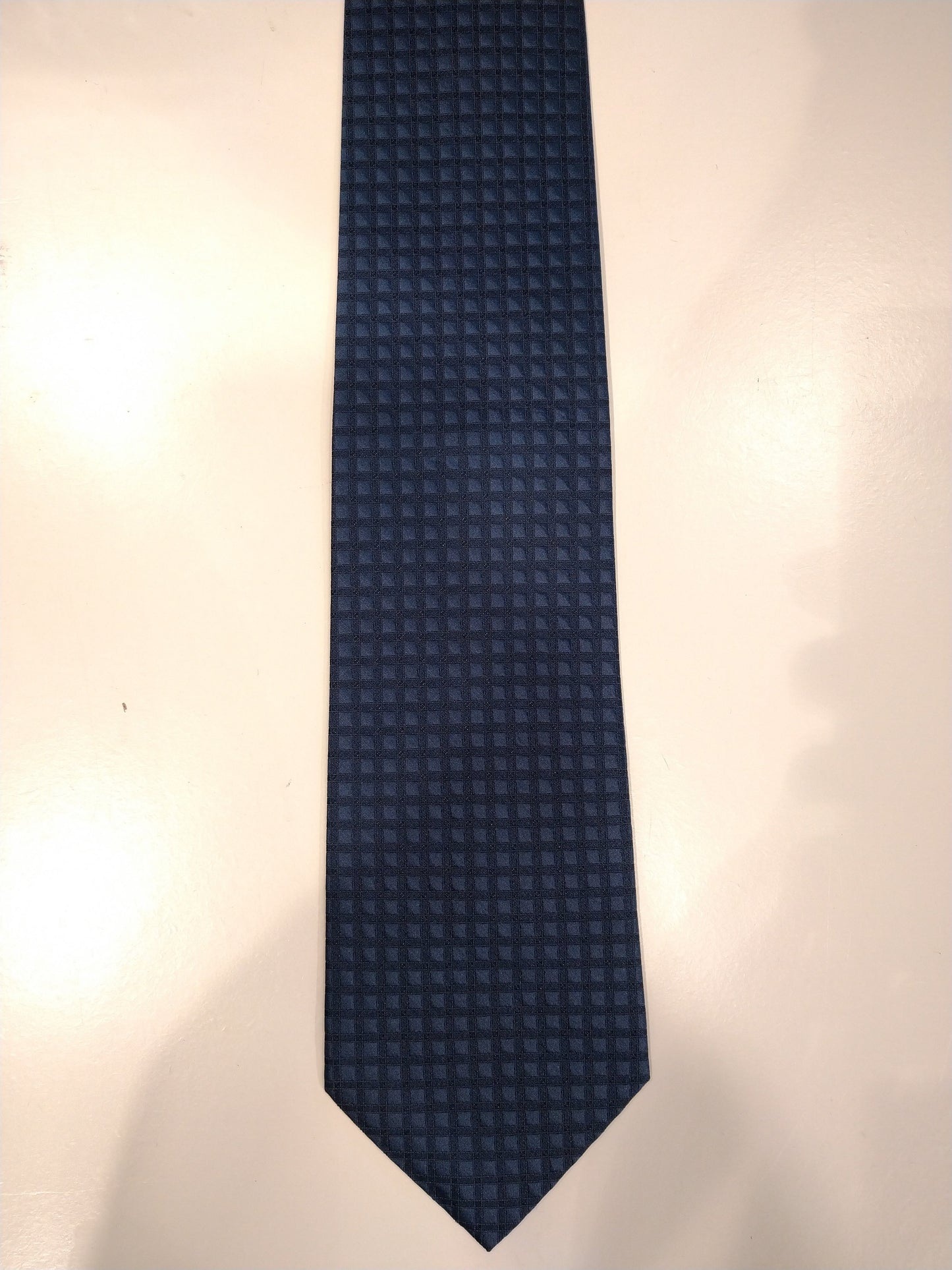 Silk tie. Gray ribbed motif.