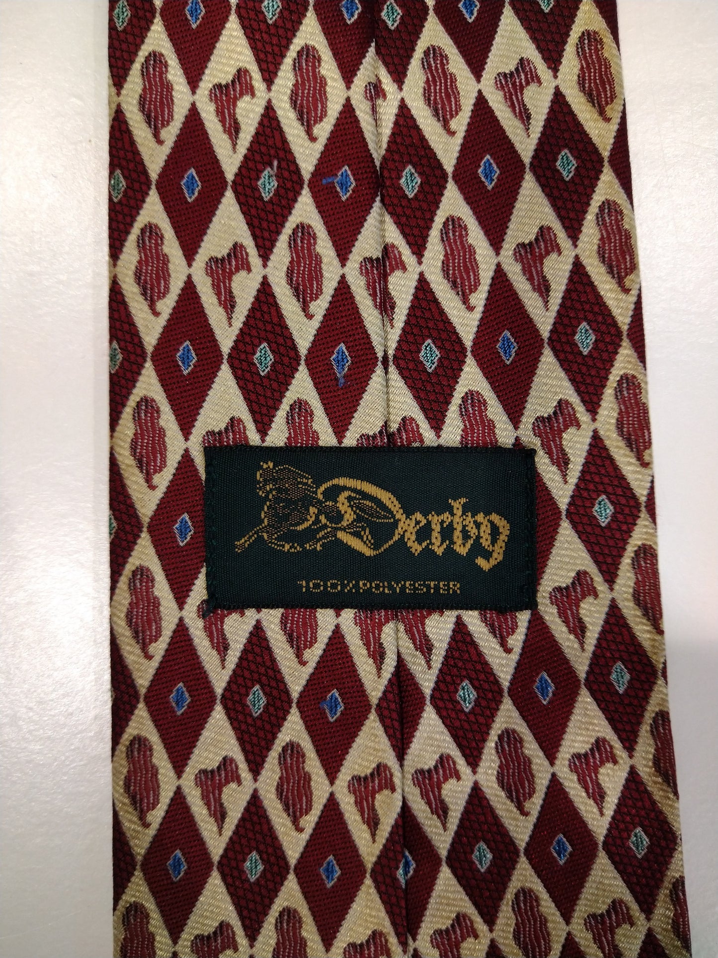Derby polyester tie. Red beige motif.