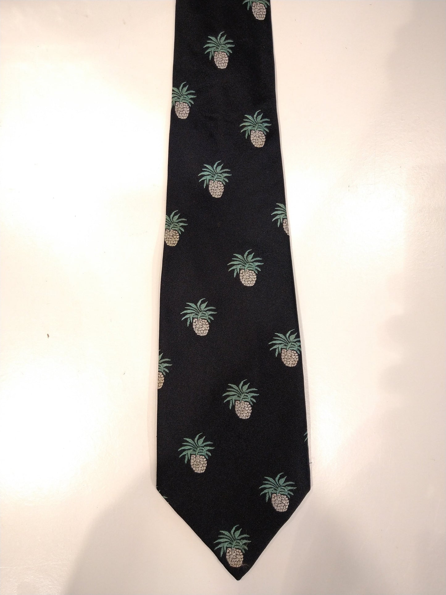 Sepp Halbritter zijde stropdas. Zwart met ananas print.
