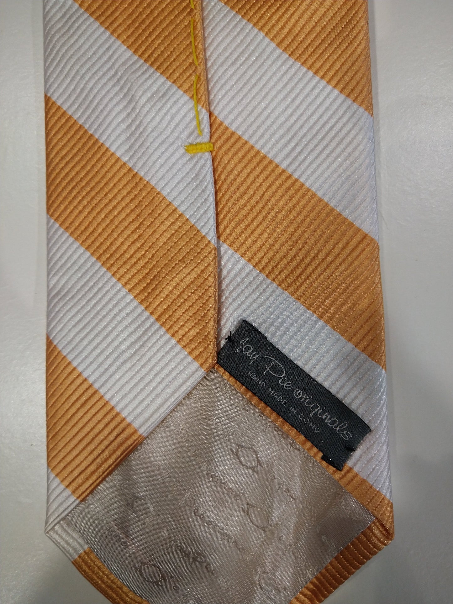 Jay Pee Original Hand Made in Como Silk Tie. Strisce bianche arancioni.