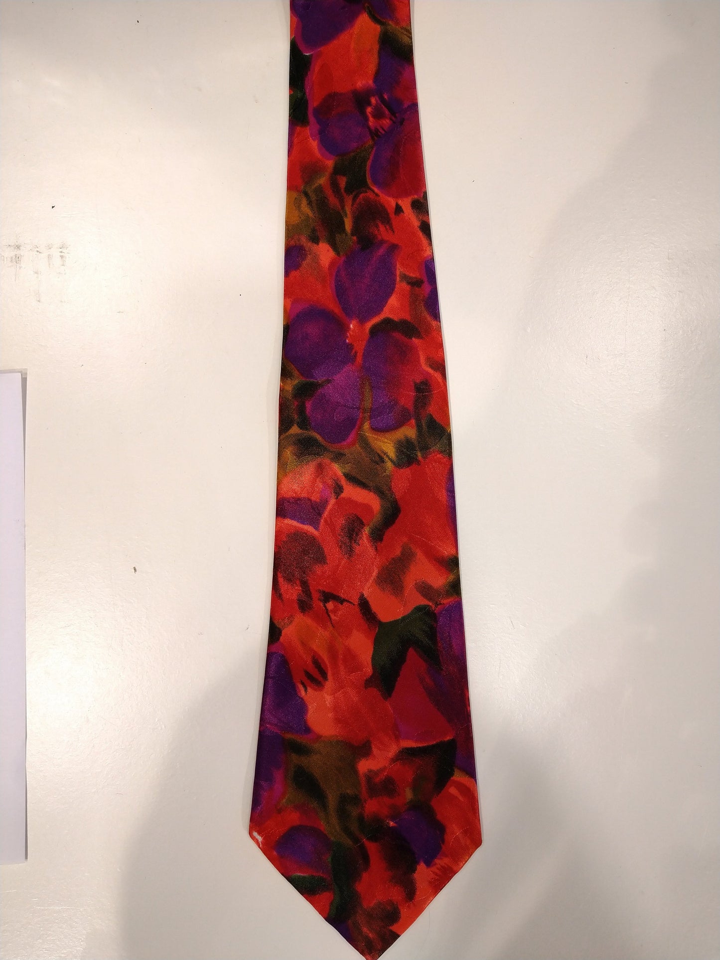 Tie en polyester à la main Peachick. Beau motif floral avec une brillance métallique séparée.