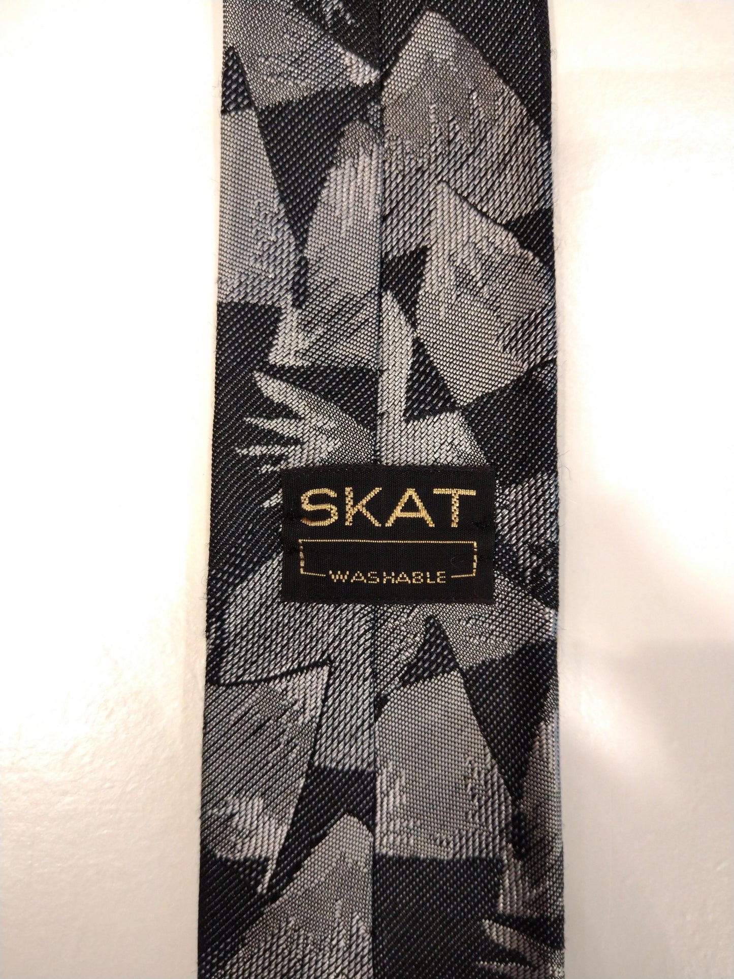 Cravatta extra stretta dello skat vintage. Moto grigio nero.