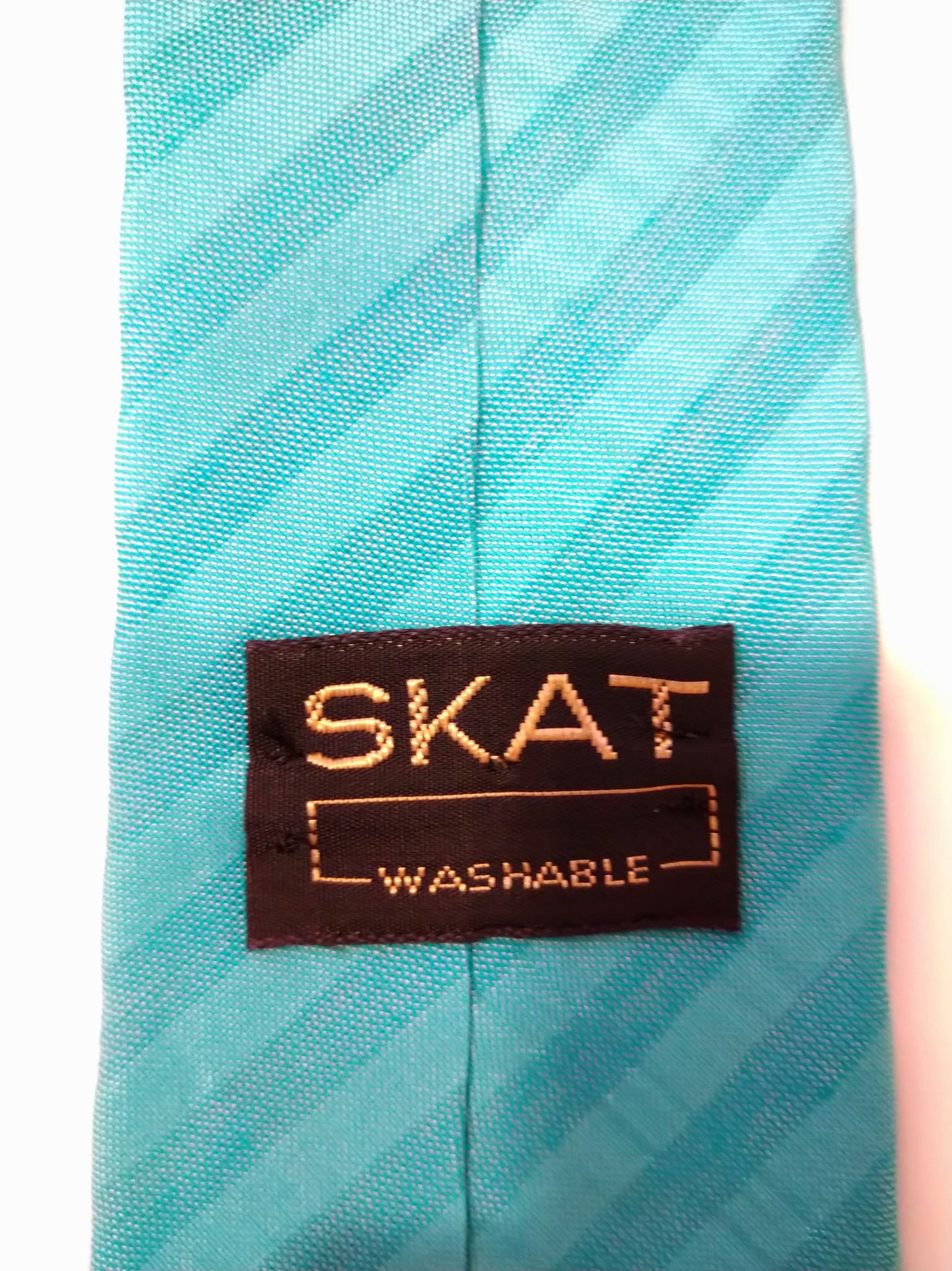 Skate extra narrow tie. Mint ribbed motif.