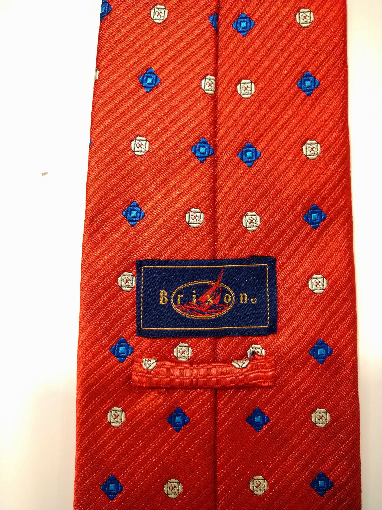 Brixon zijde stropdas. Rood gekleurd stippen motief