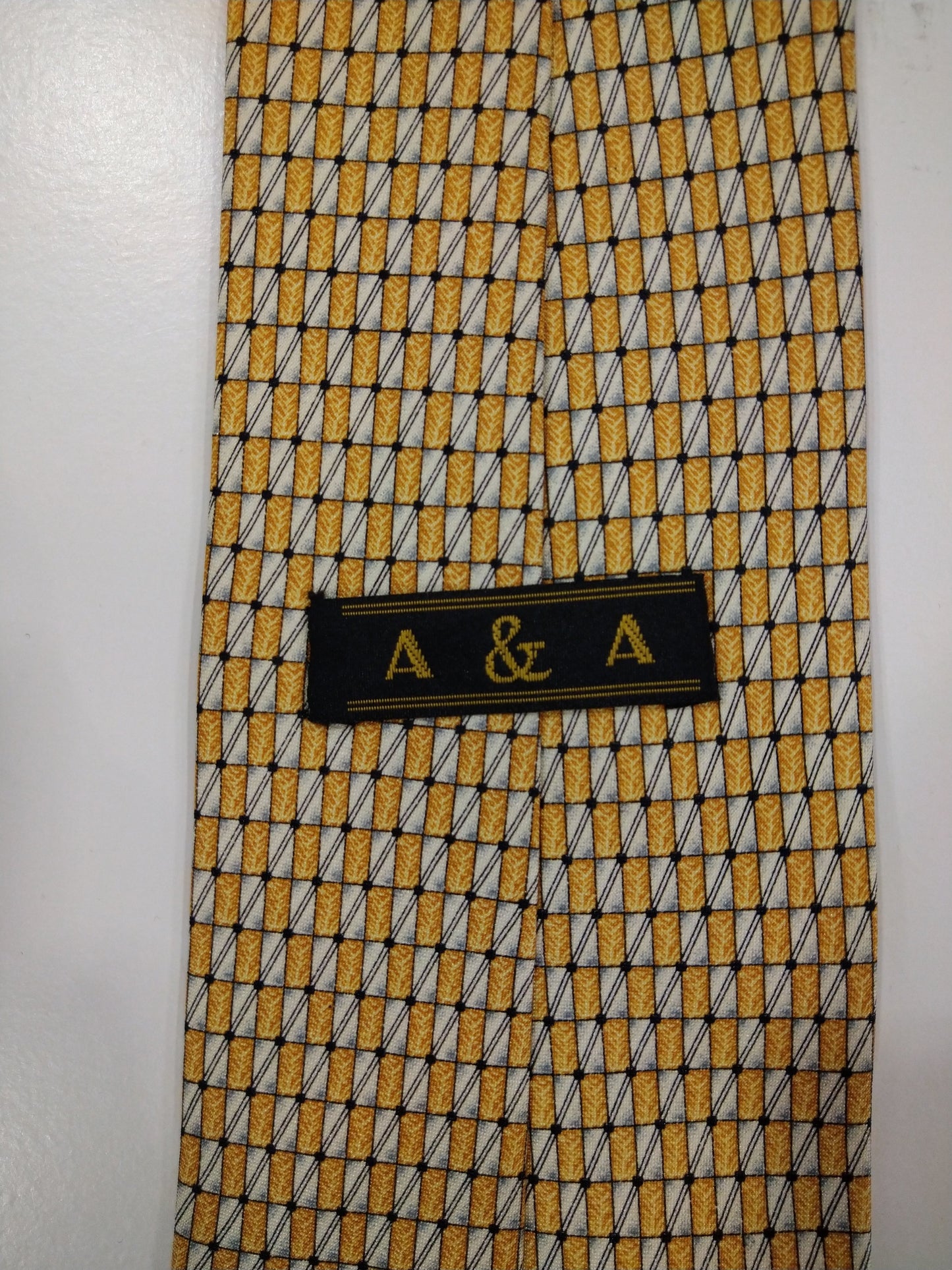 A & A hand made zijde stropdas. Geel wit motief.