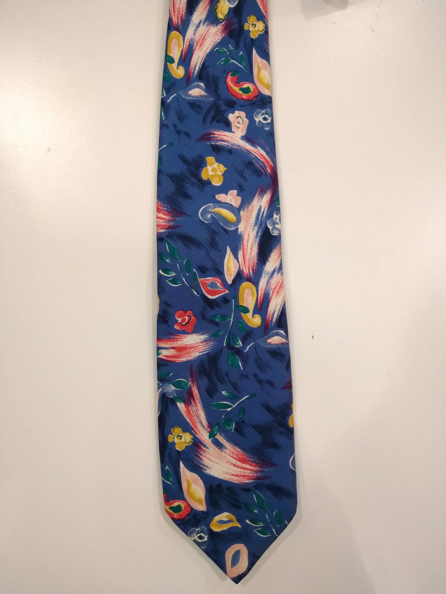 Marcas y corbata de seda Spencer. Hermoso motivo de flores.