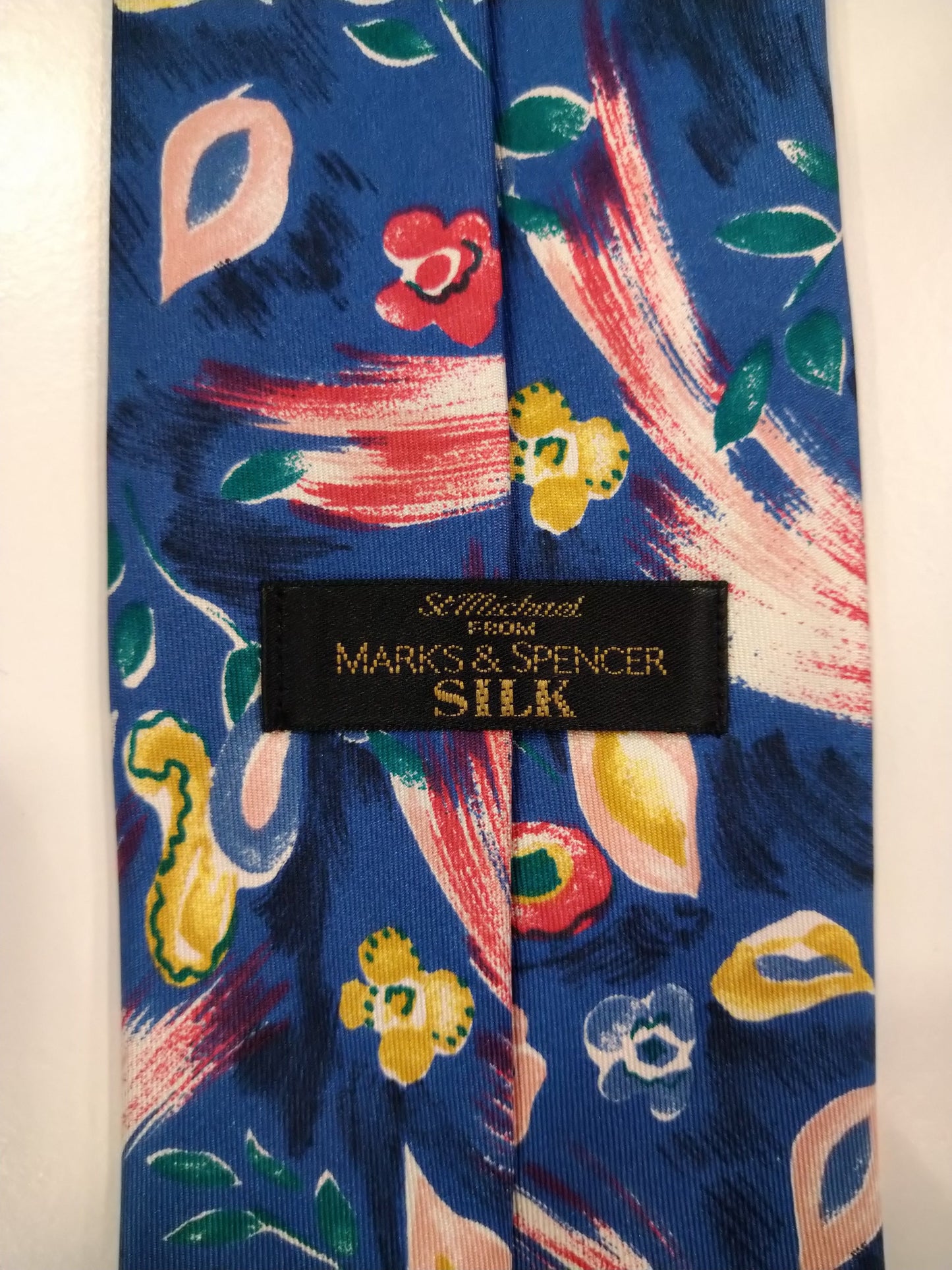 Marks & Spencer Silk Tie. Beau motif de fleurs.
