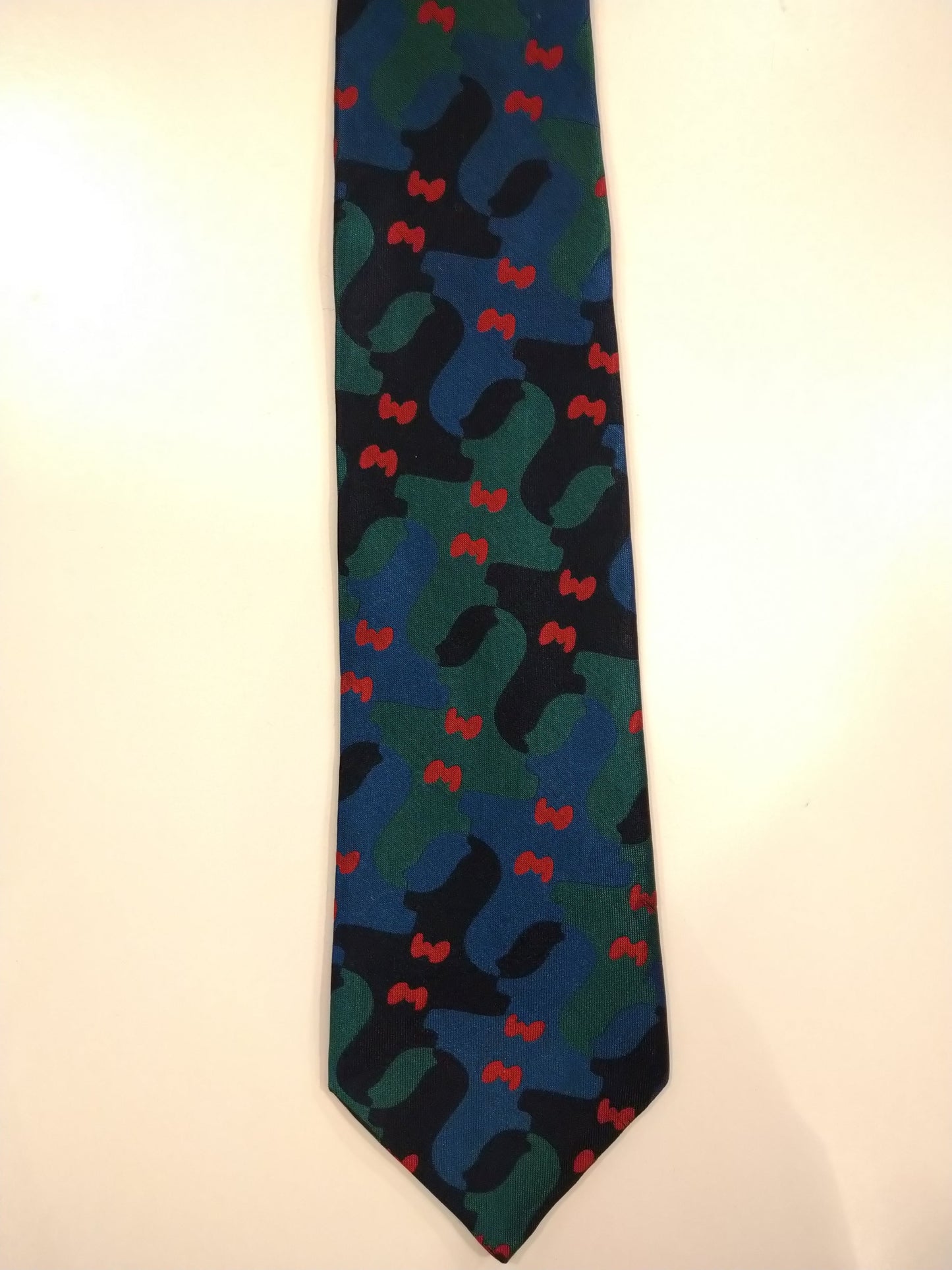 Zijde stropdas gemaakt voor Organon.  Groen zwart motief.