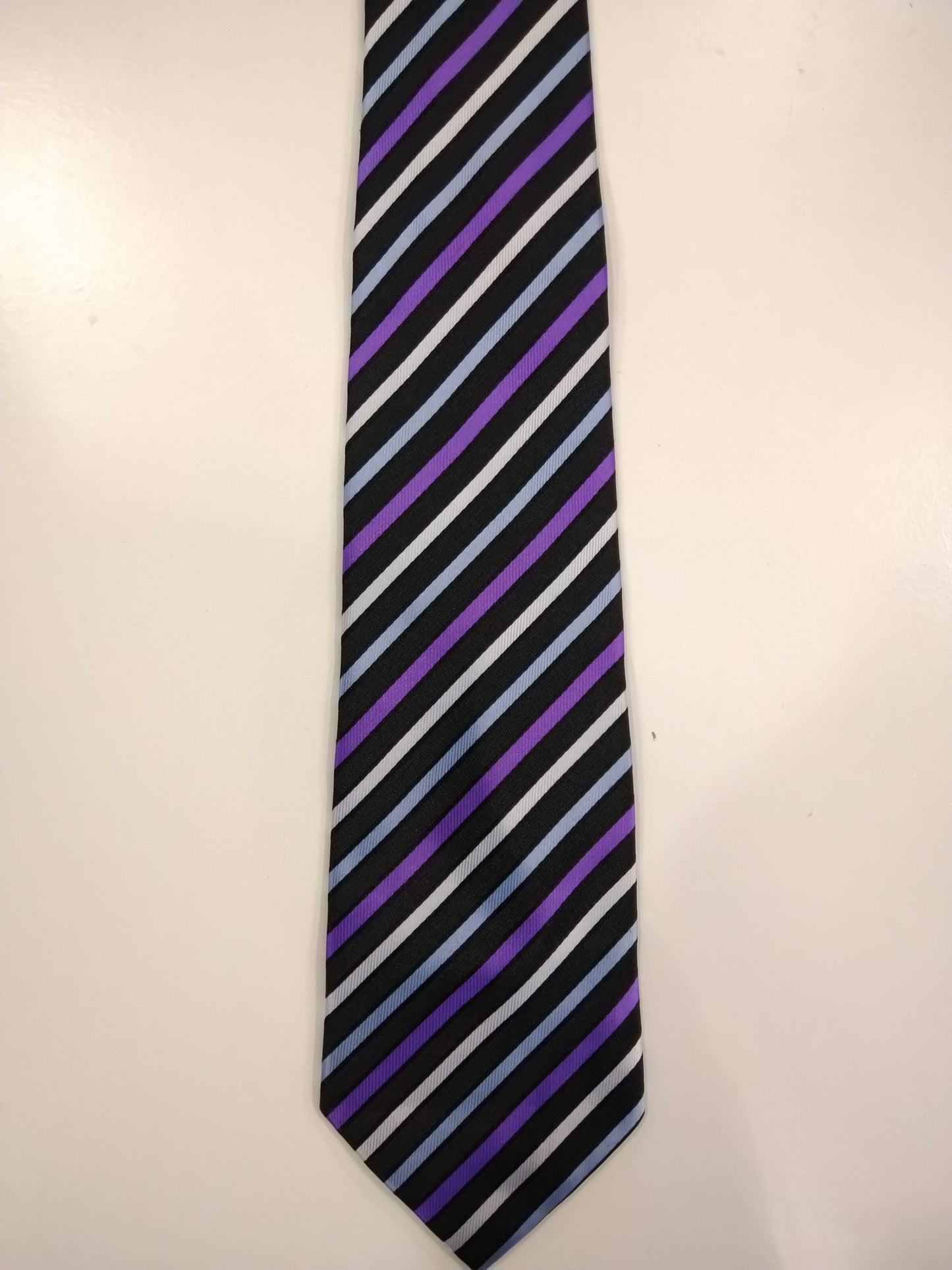Cravate à rayures en polyester. Blanc blanc violet rayé.