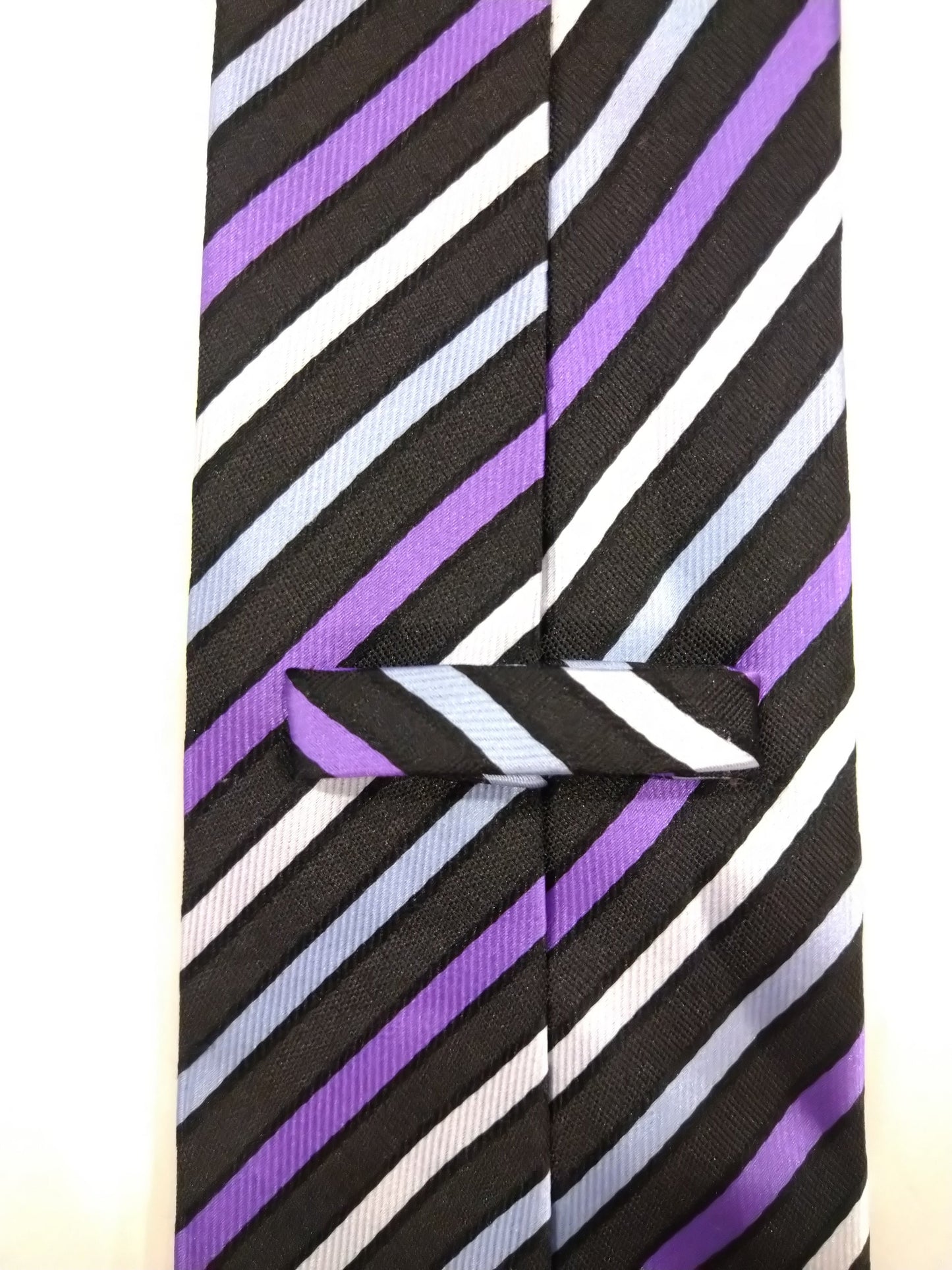 Polyester gestreepte stropdas. Paars wit zwart gestreept.