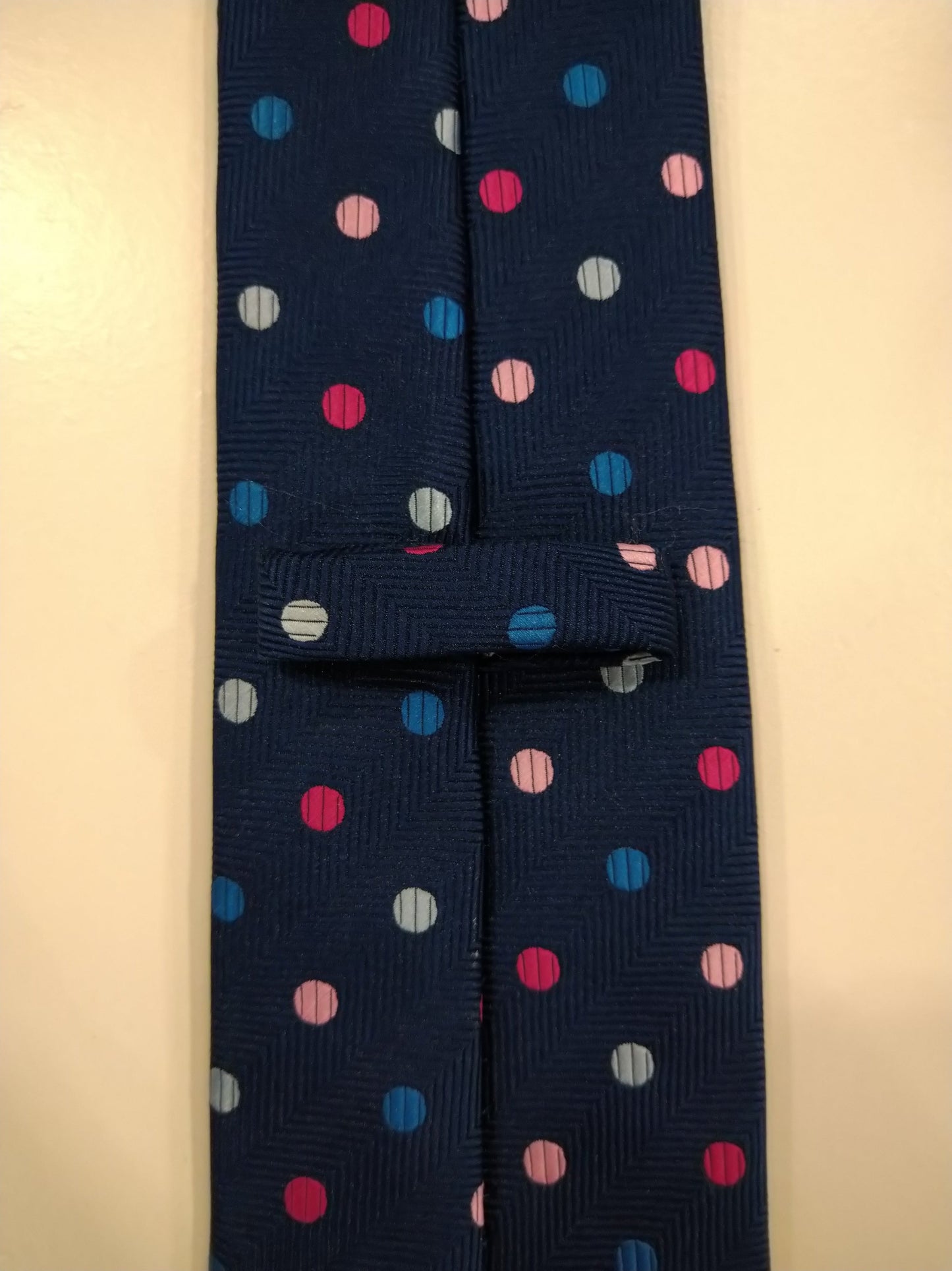 Marks & Spencer polyester stropdas. Blauw met stippen motief,