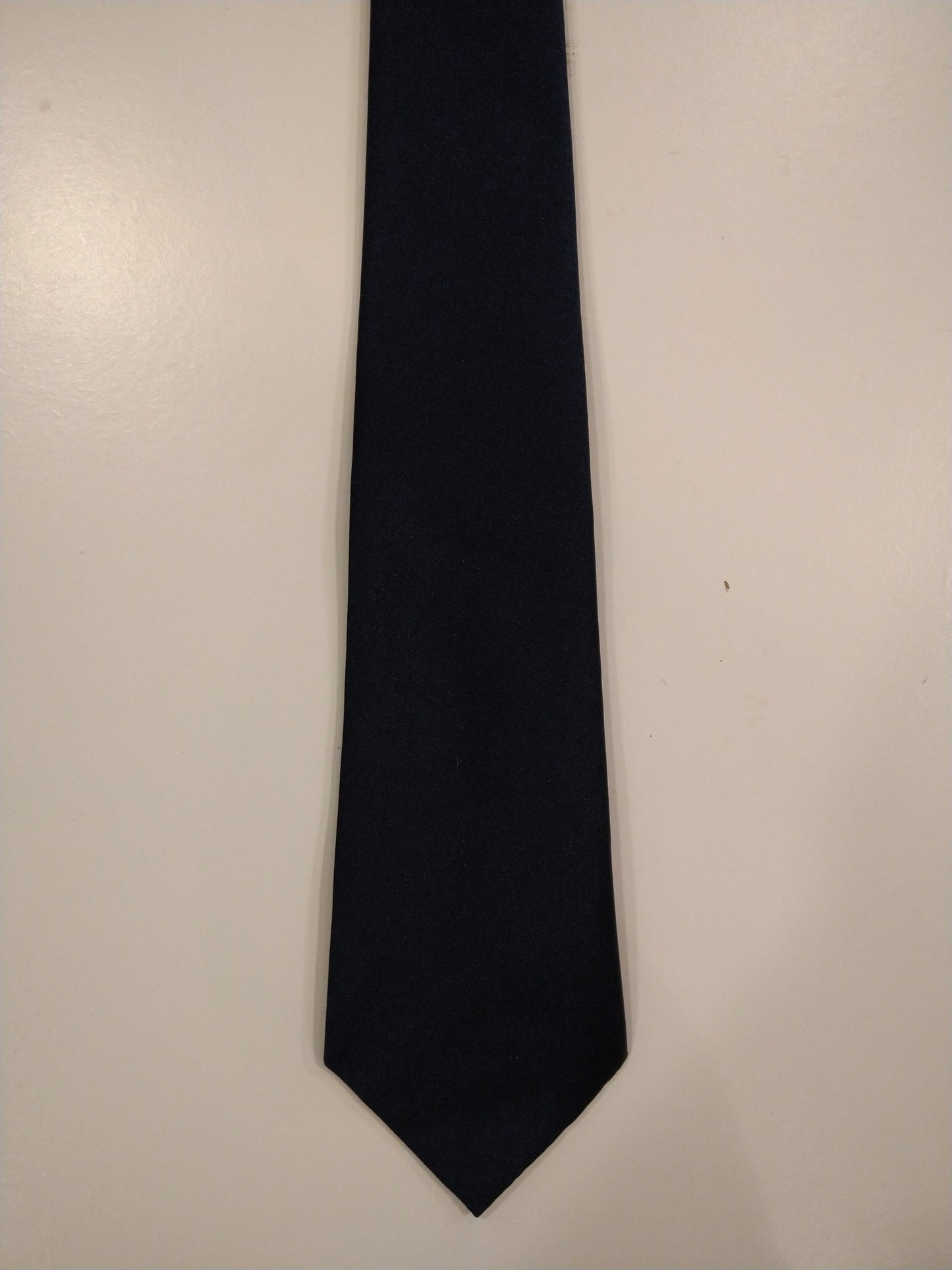 Asdale zachte polyester stropdas. Glanzend donkerblauw.